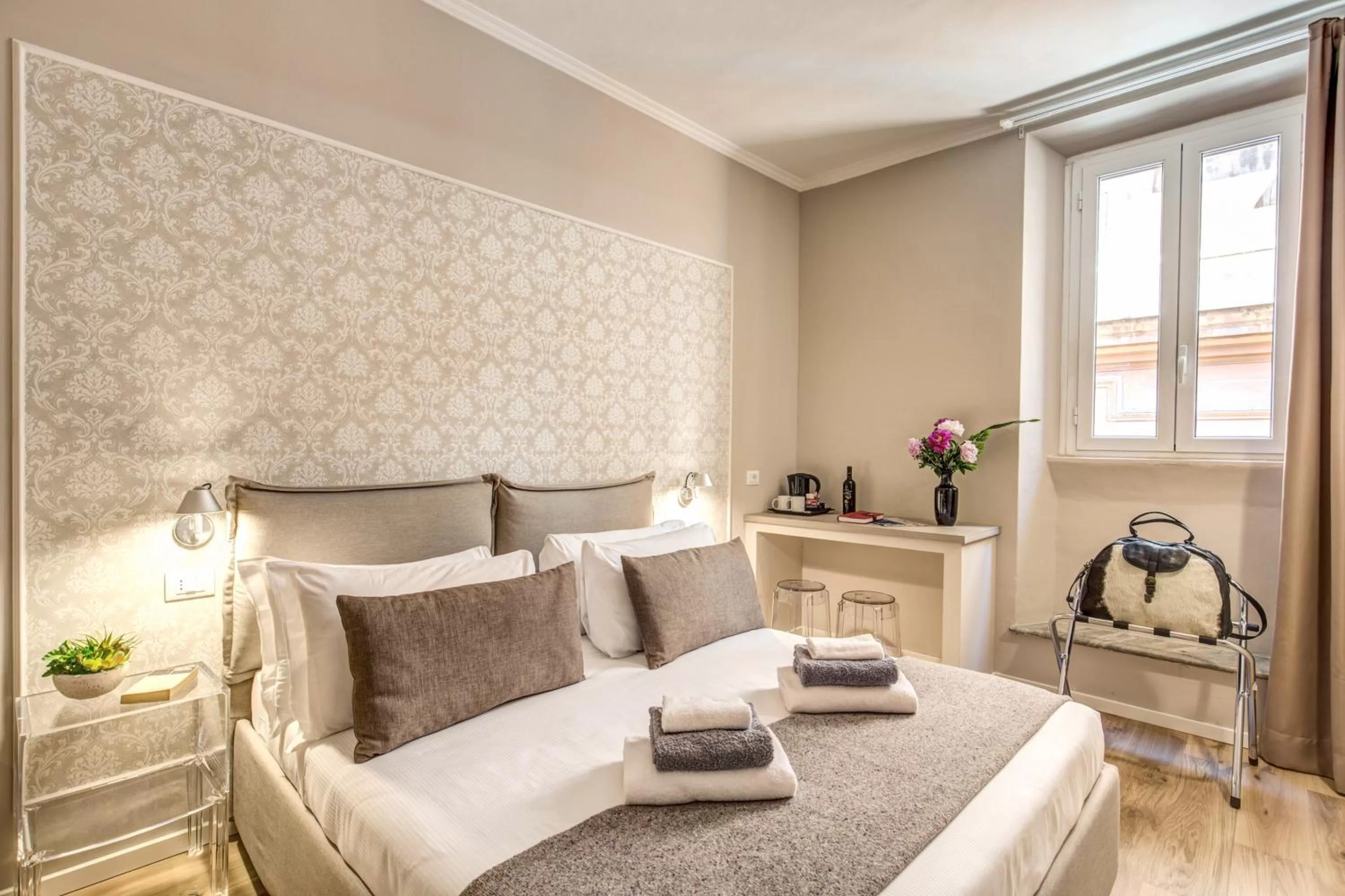 Photo of the whole room, Bed in The Spanish Suite Via di Ripetta