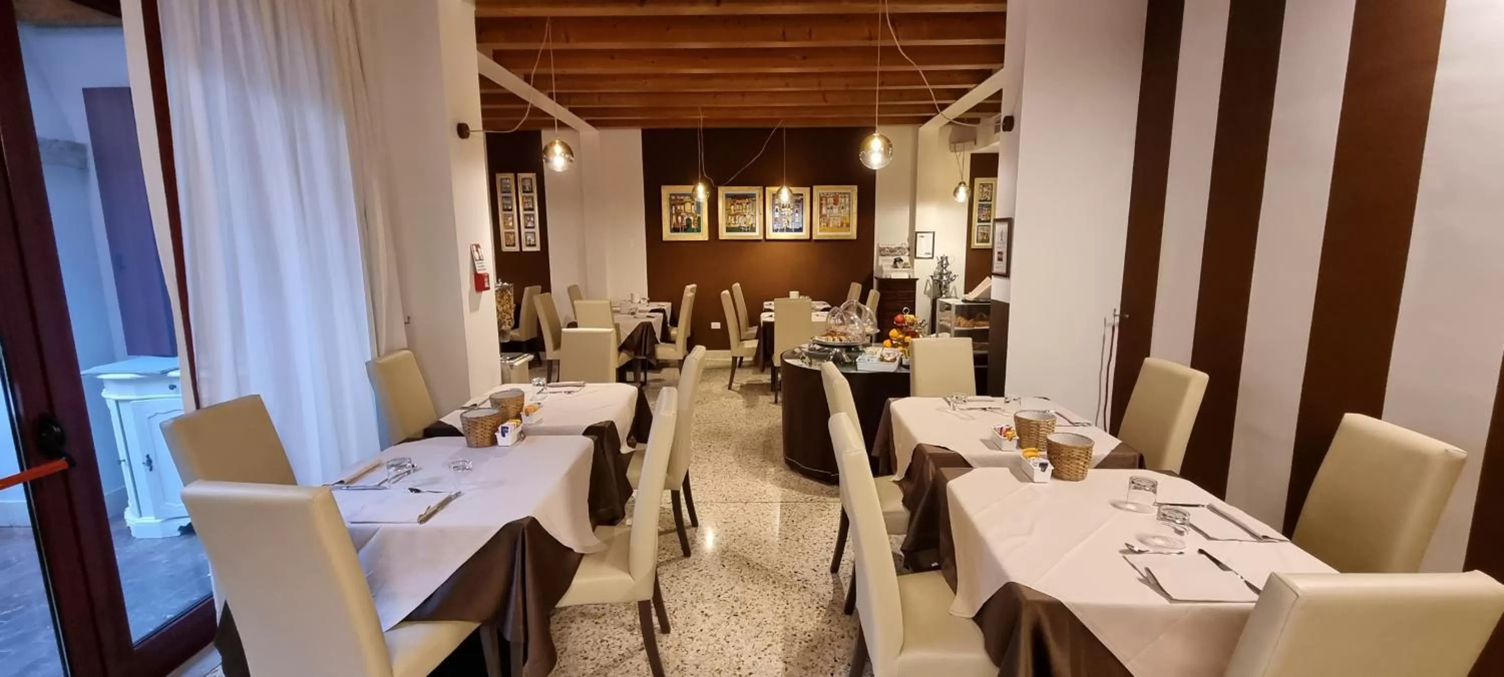 Lounge or bar in UNAHOTELS Eco Hotel Villa Costanza Venezia