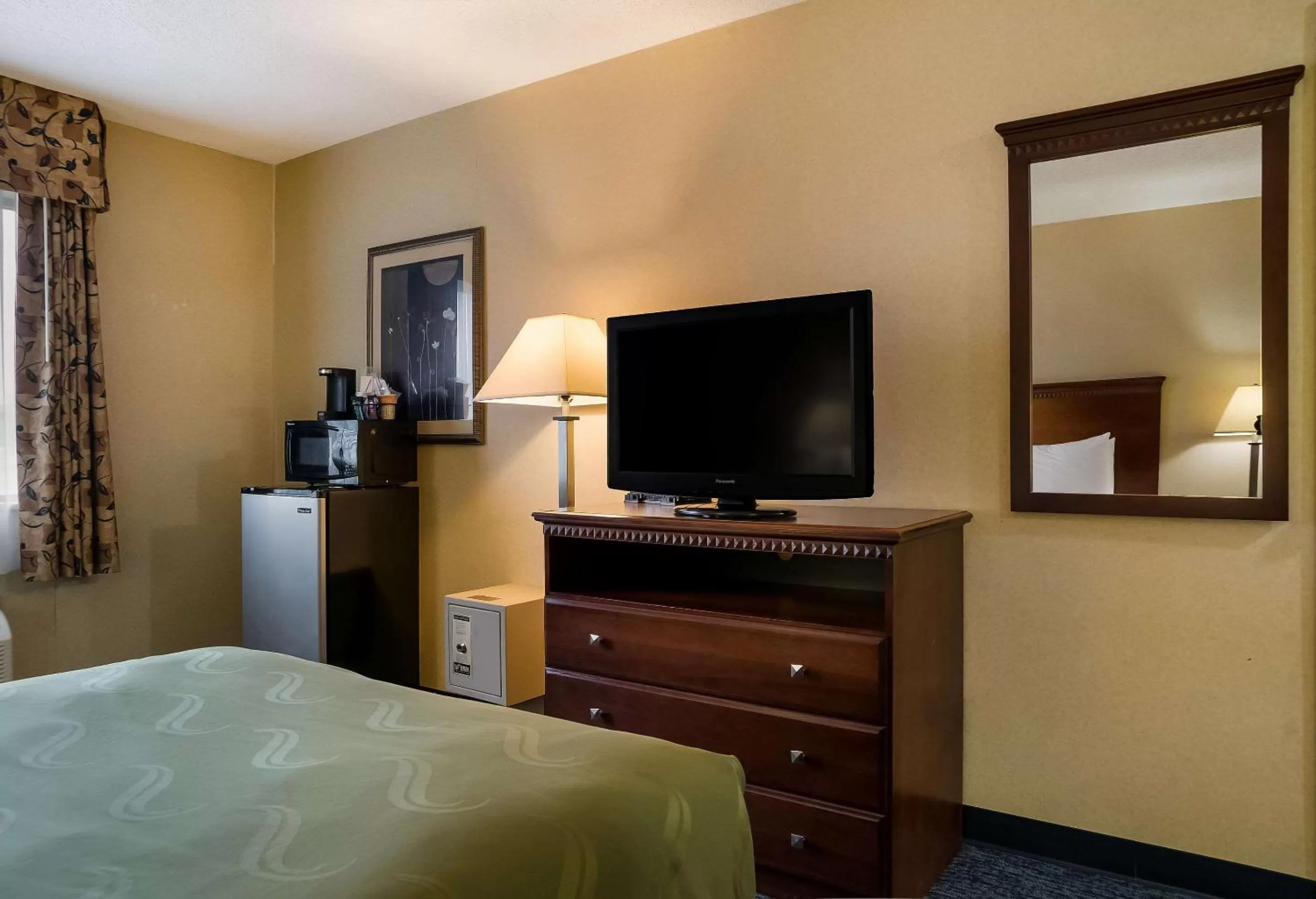 Bedroom, Bed in Quality Inn Grand Blanc - Flint South