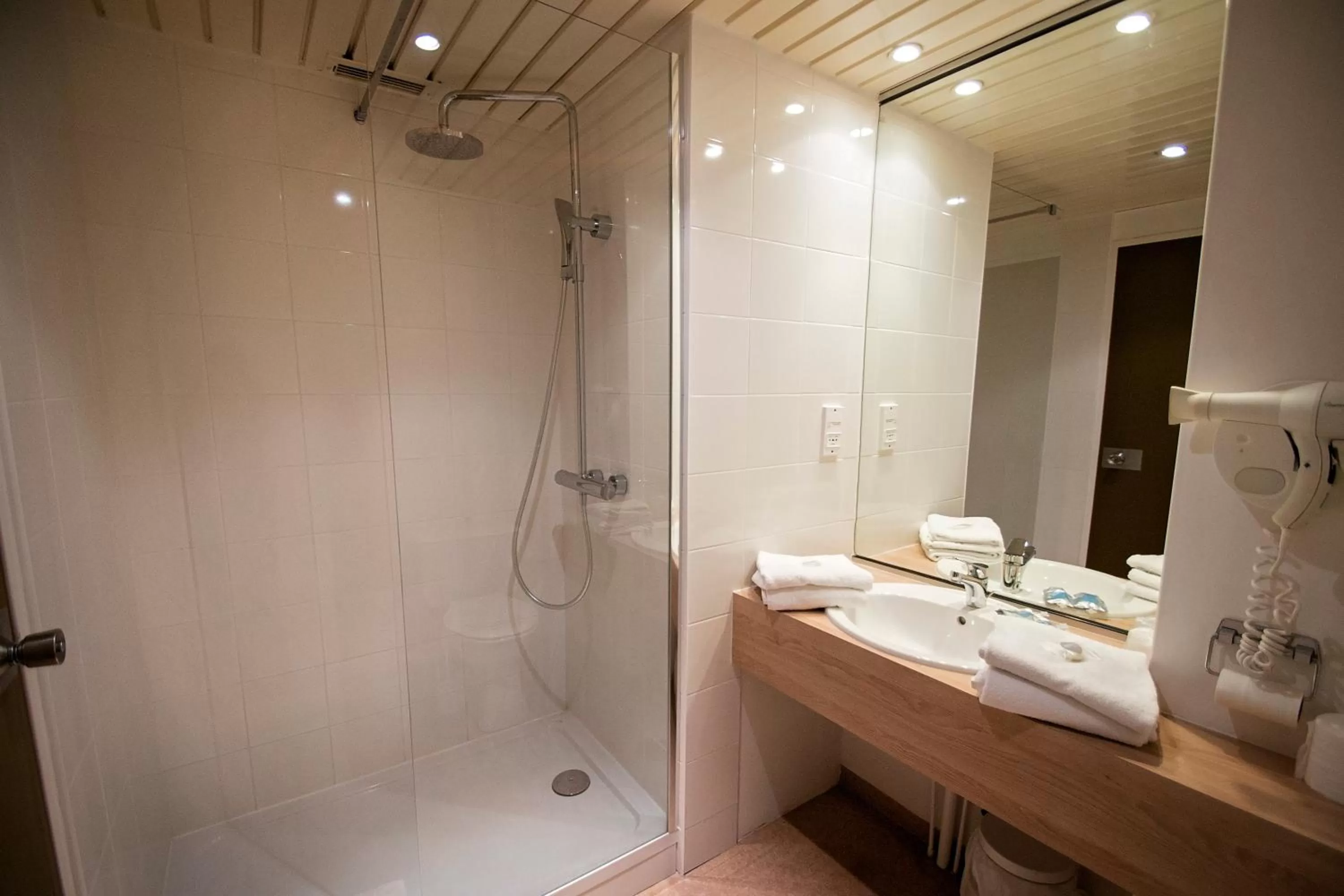 Shower in Kyriad Nemours