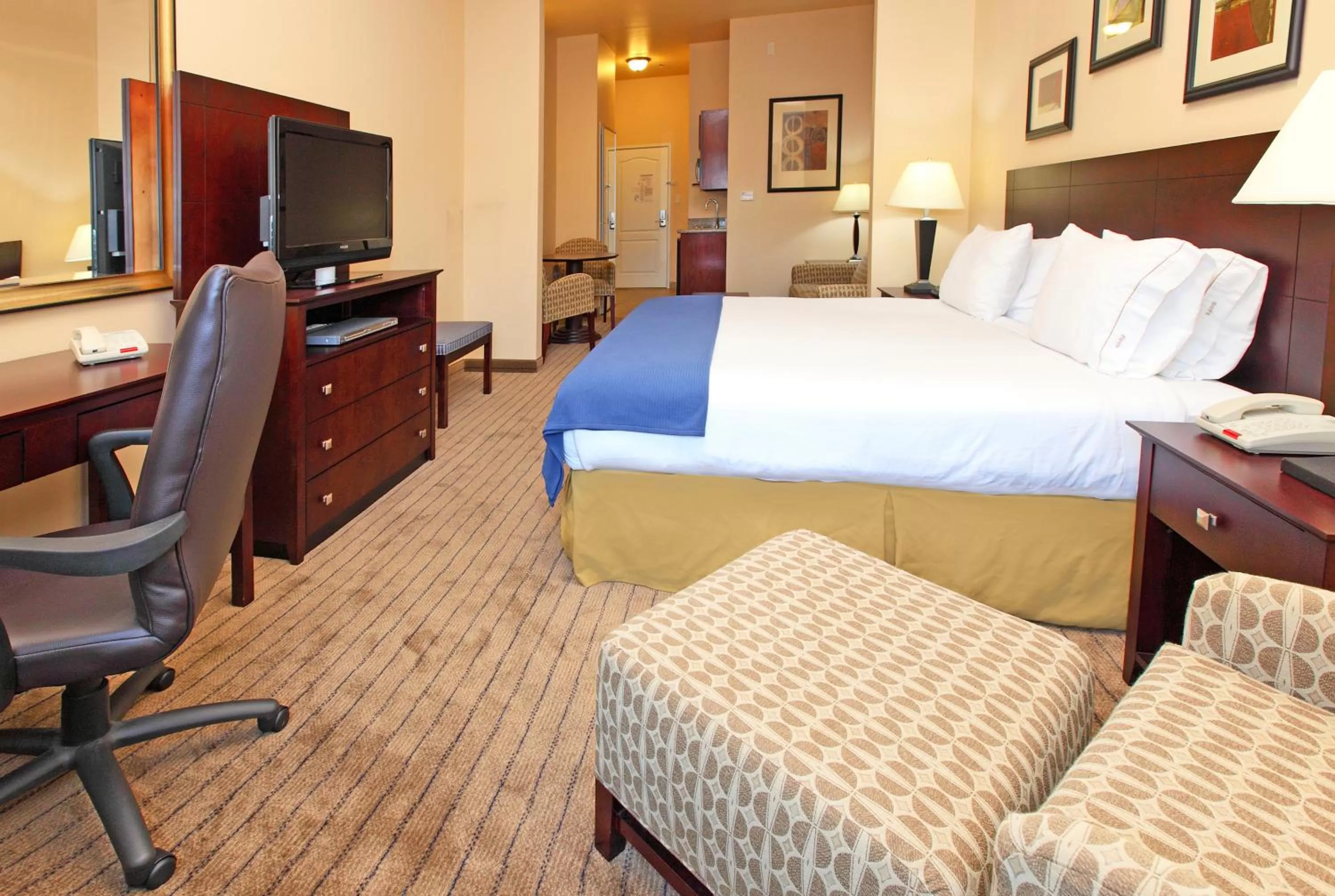 Bed in Holiday Inn Express Hotel & Suites Marshall by IHG