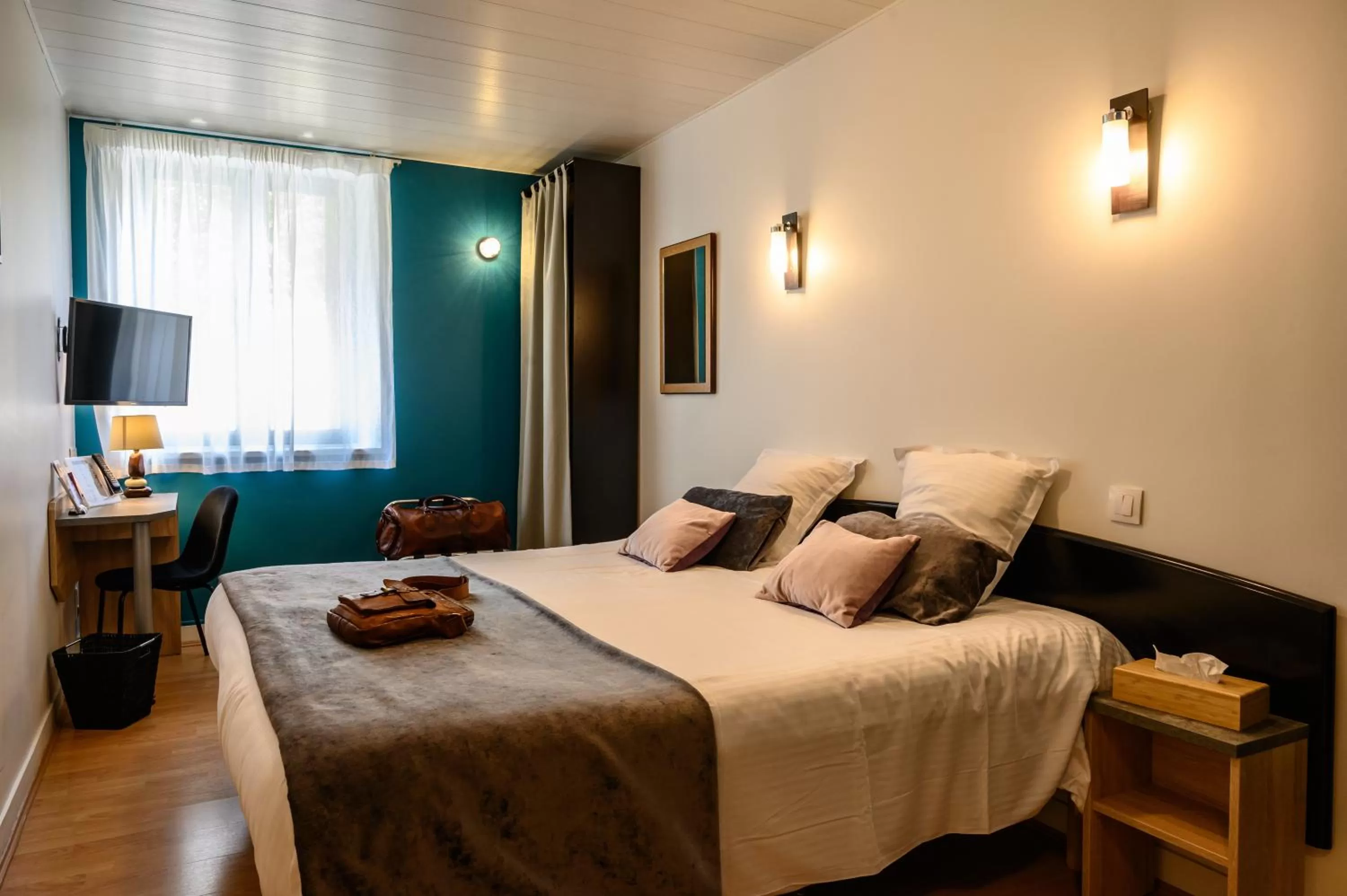 TV and multimedia, Bed in Hôtel Le Bayeux