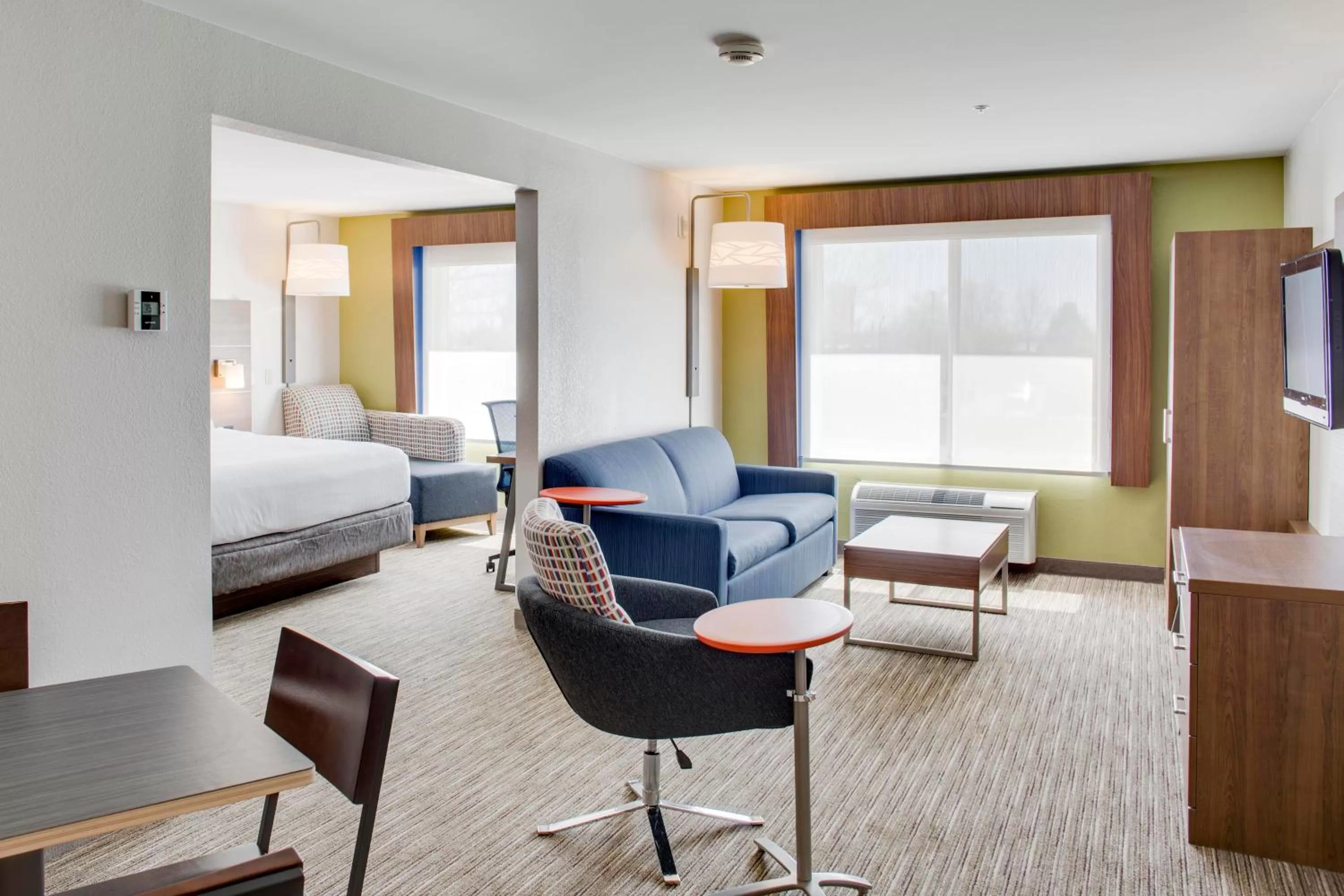 Photo of the whole room, Bed in Holiday Inn Express Hotel & Suites Chickasha by IHG