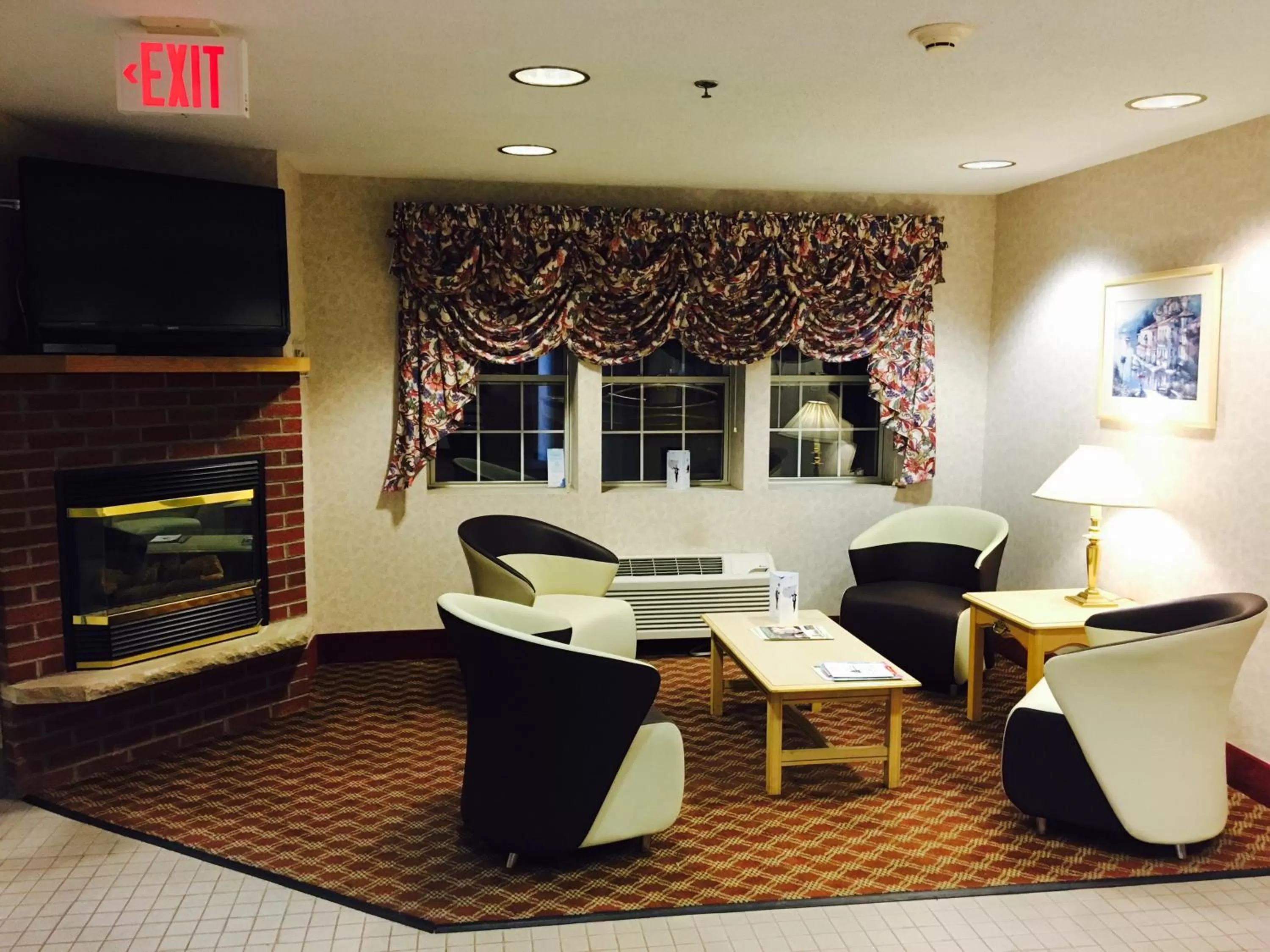 Communal lounge/ TV room in Microtel Inn & Suites by Wyndham Syracuse Baldwinsville