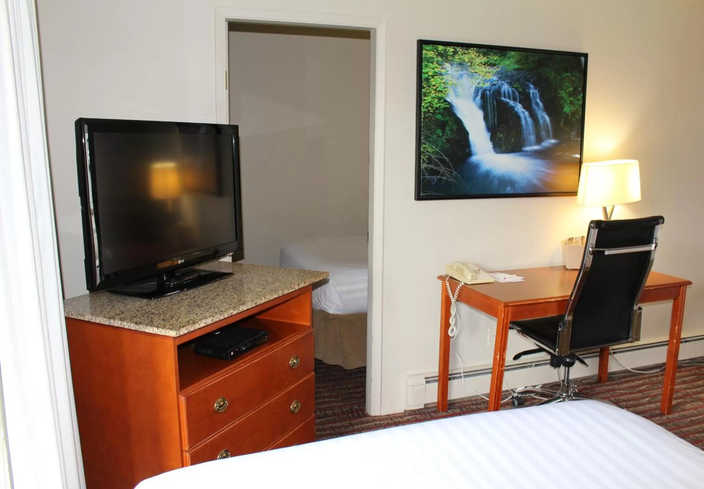 TV and multimedia, Bed in Ramada by Wyndham Campbell River