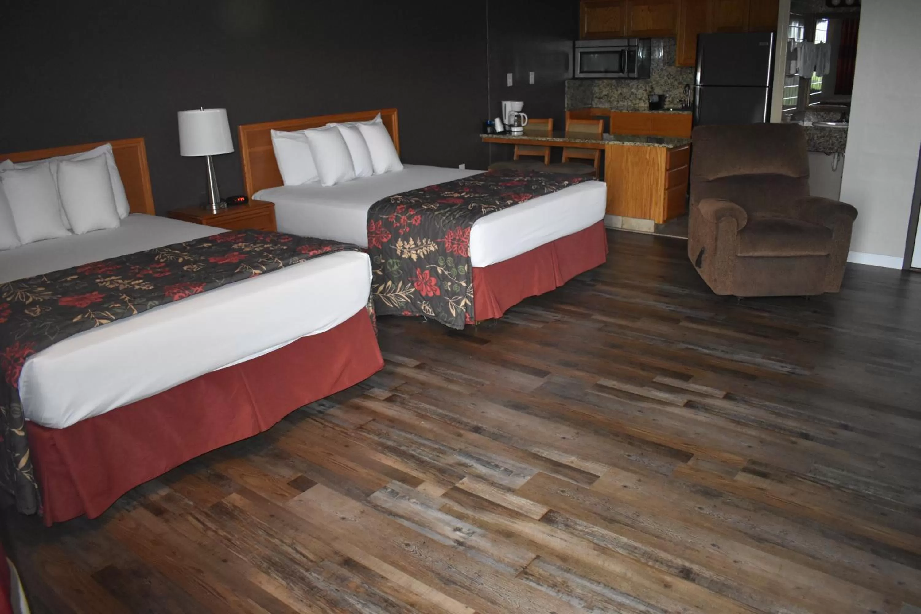 Quadruple Room with Shower in Gadsden Inn and Suites