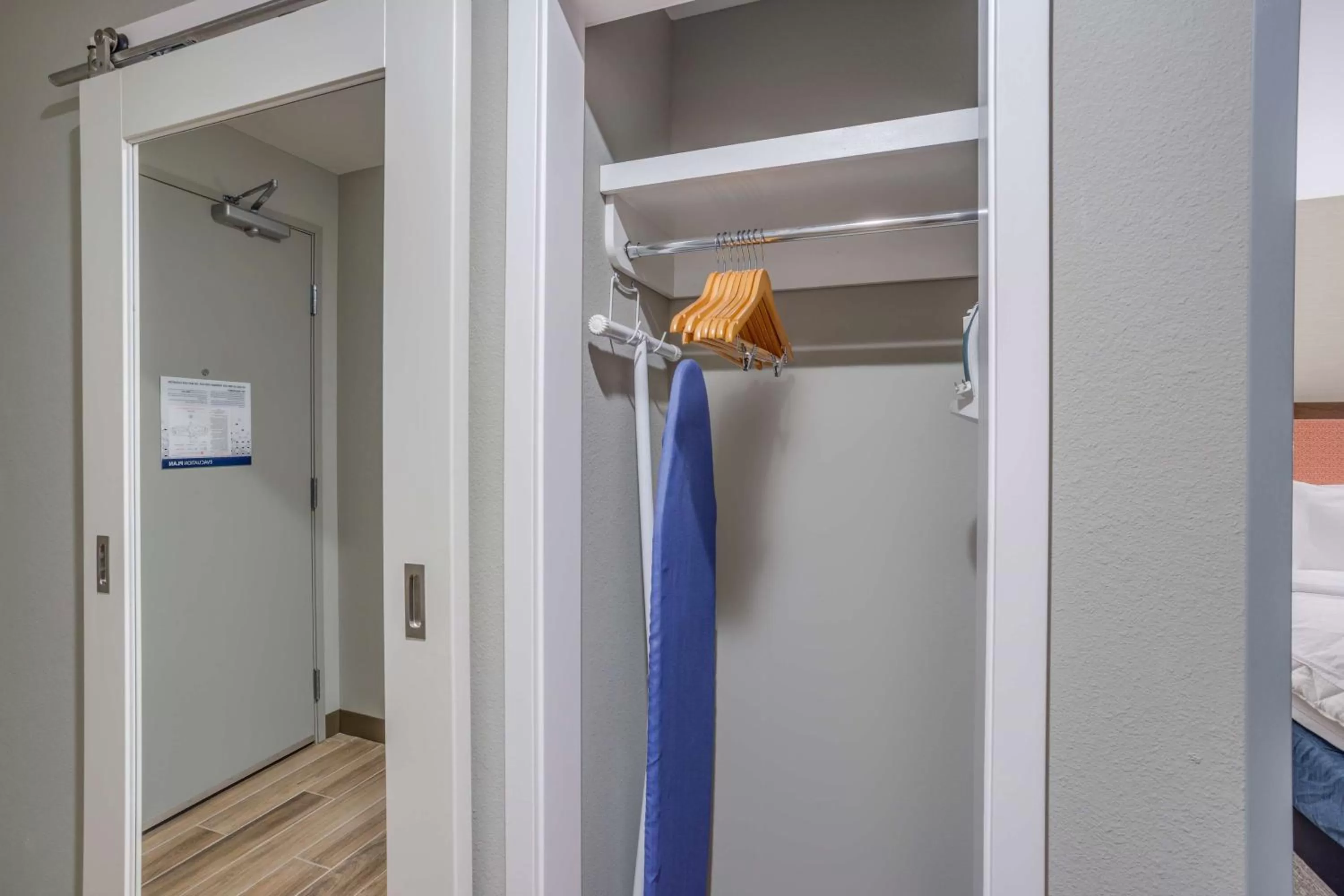 Photo of the whole room, Bed in Hampton Inn Bedford In, In