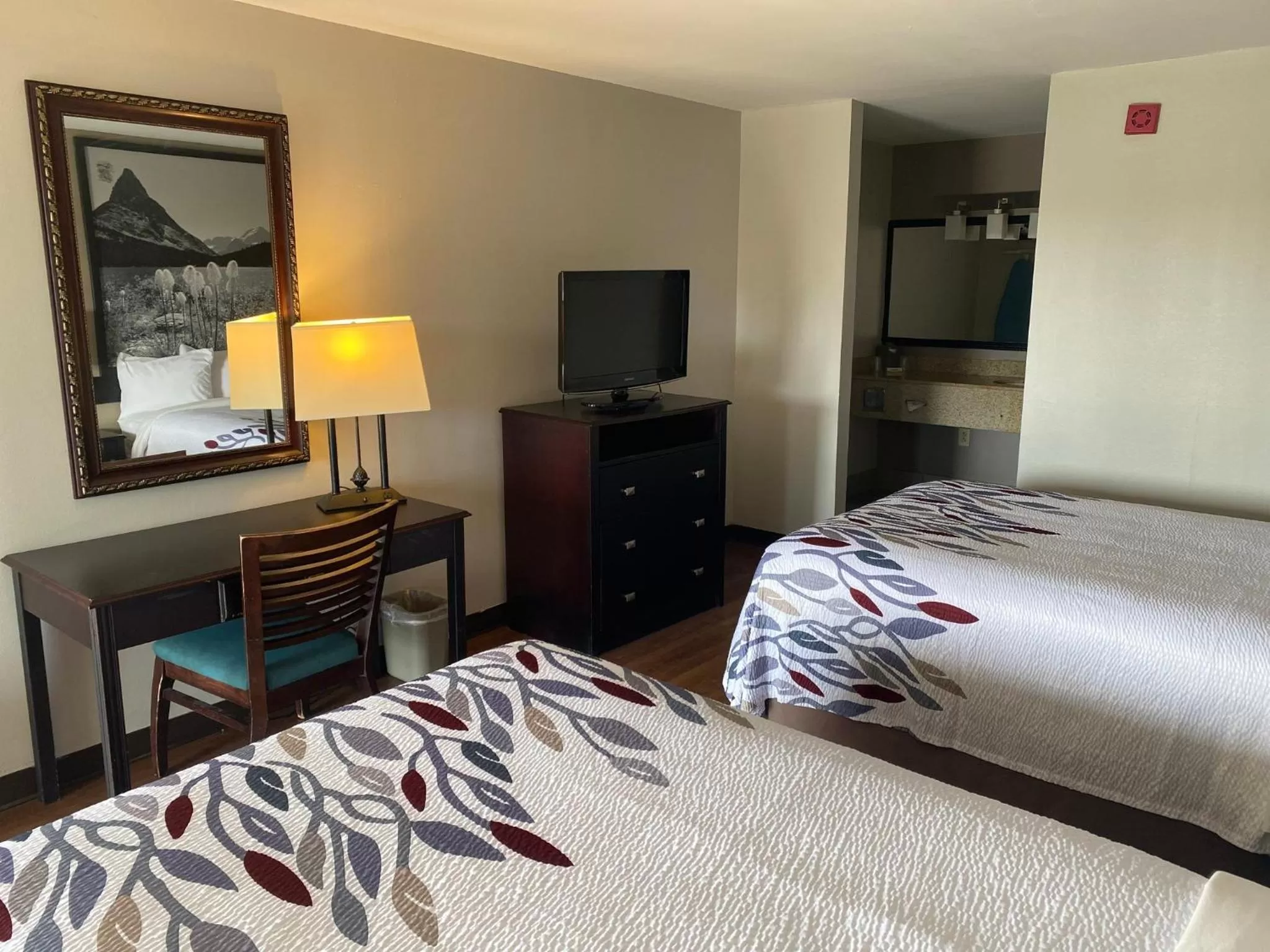 Bedroom, Bed in Red Roof Inn Savannah North I-95 - Port Wentworth