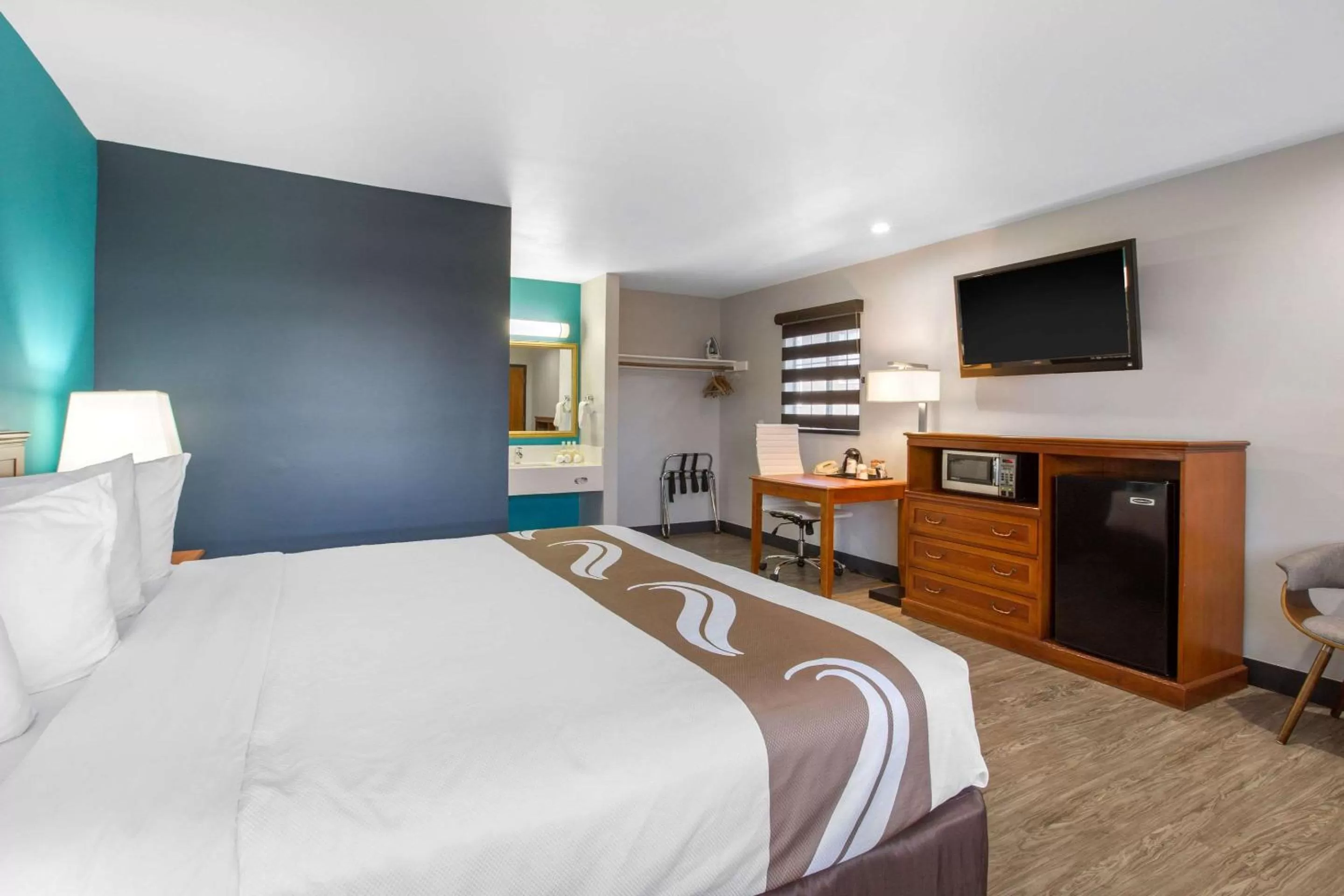 Bedroom, Bed in Quality Inn Near Hollywood Walk of Fame