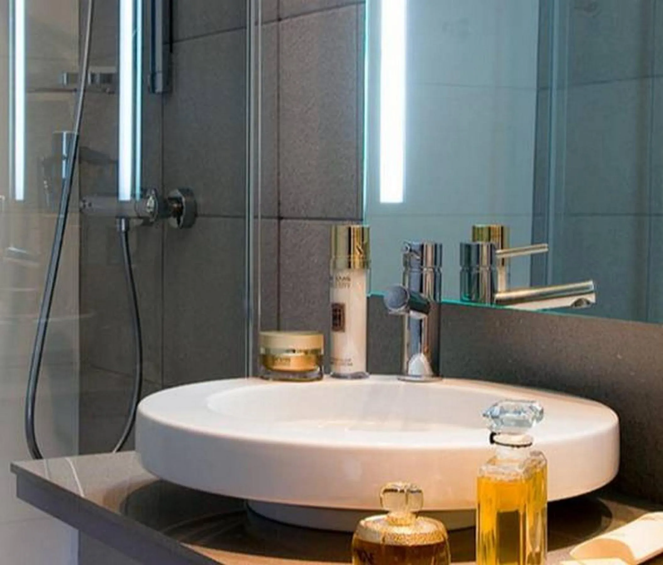 Bathroom in Hôtel et Résidence de Chiberta et du Golf