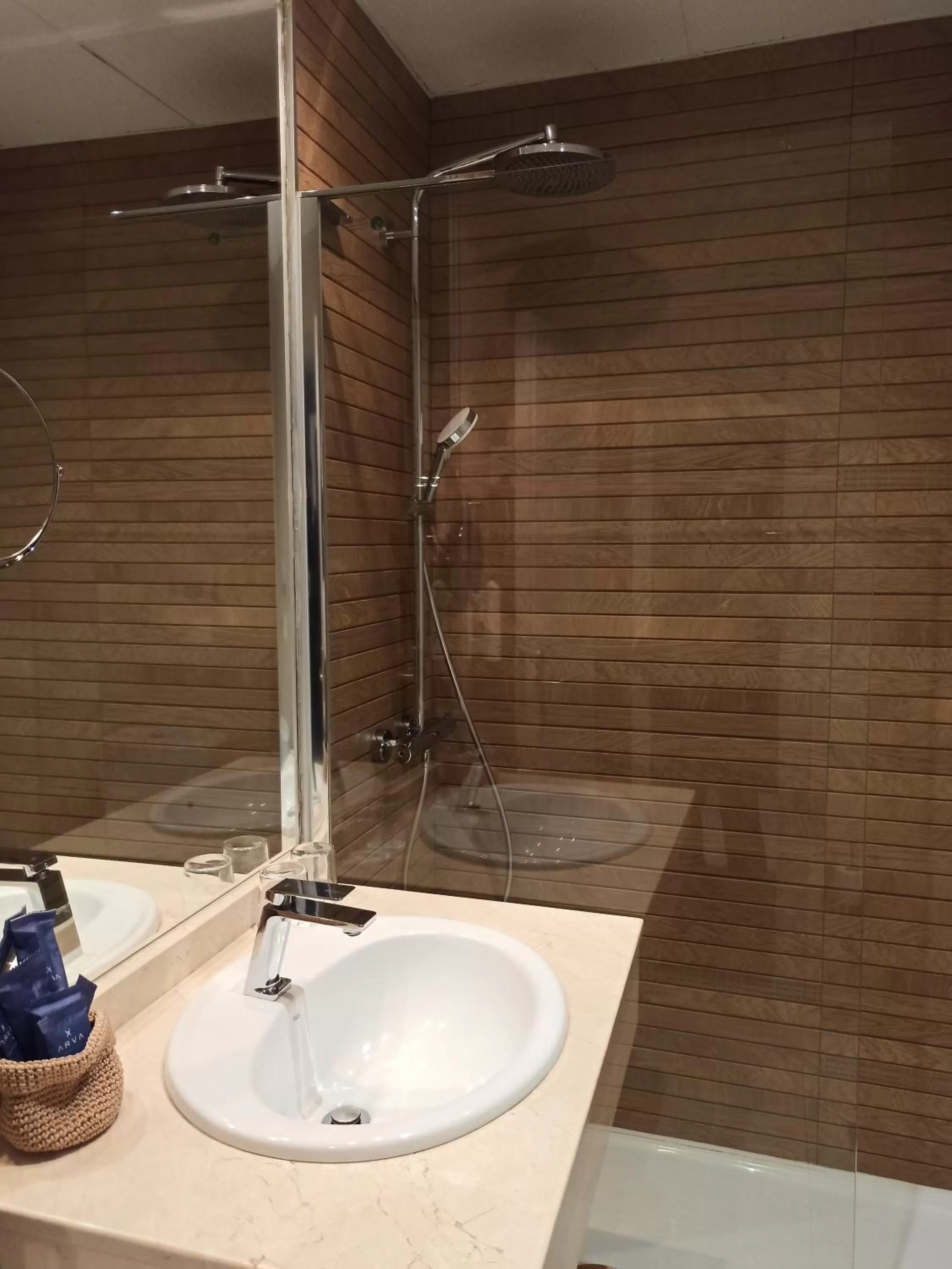 Shower in ARVA Spa París