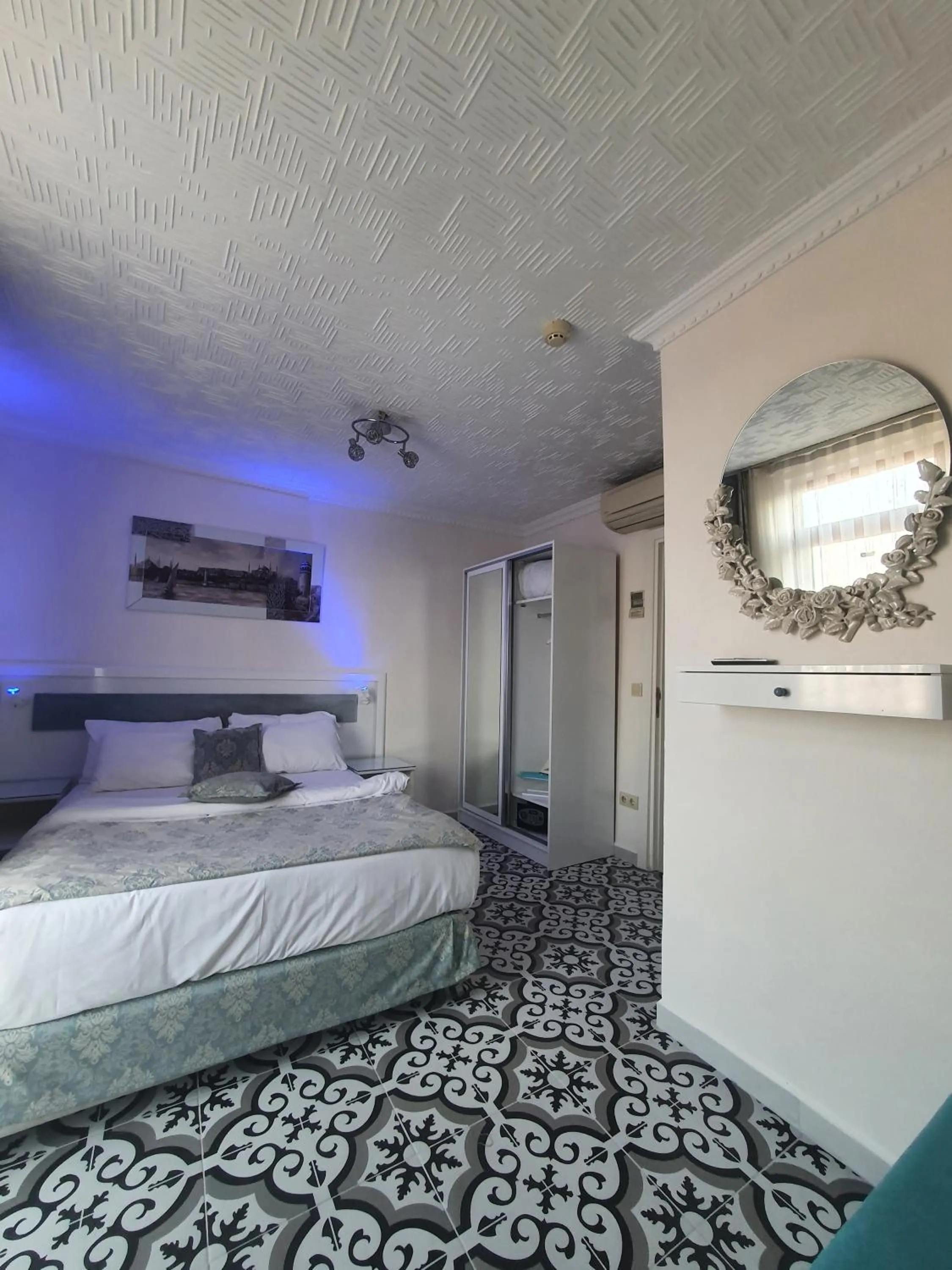 Bedroom, Bed in Lemon Residence