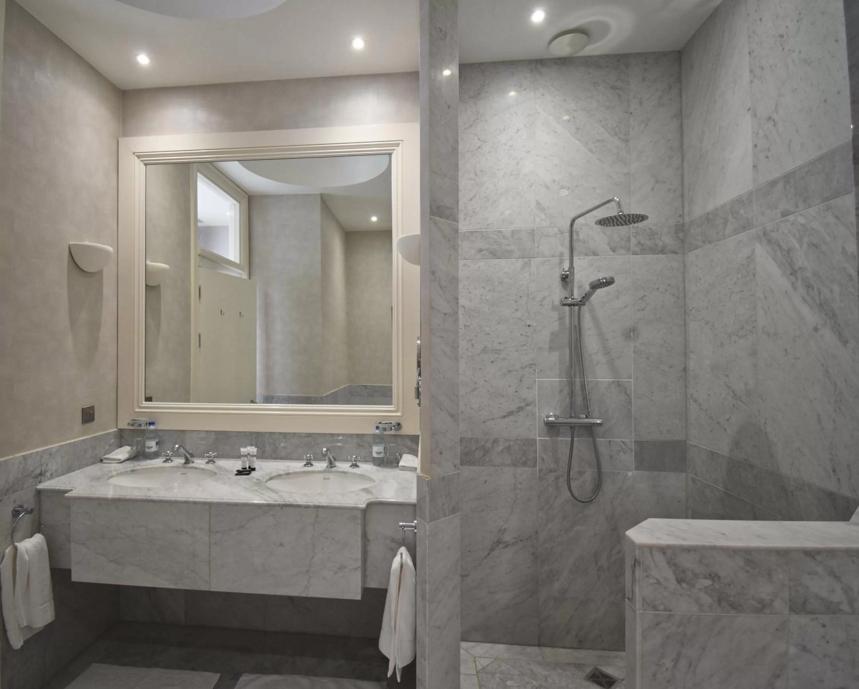 Shower in The Chatsworth Hotel