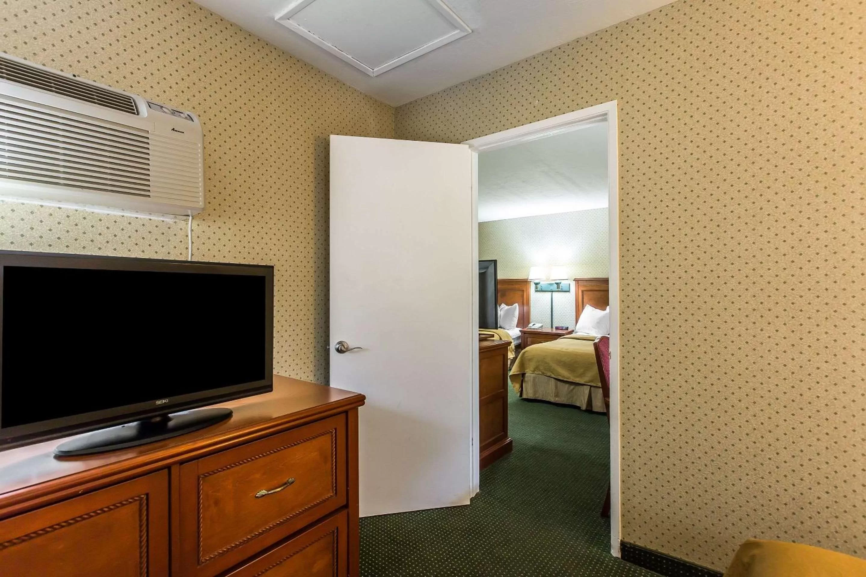 Photo of the whole room, Bed in Quality Inn Near China Lake Naval Station