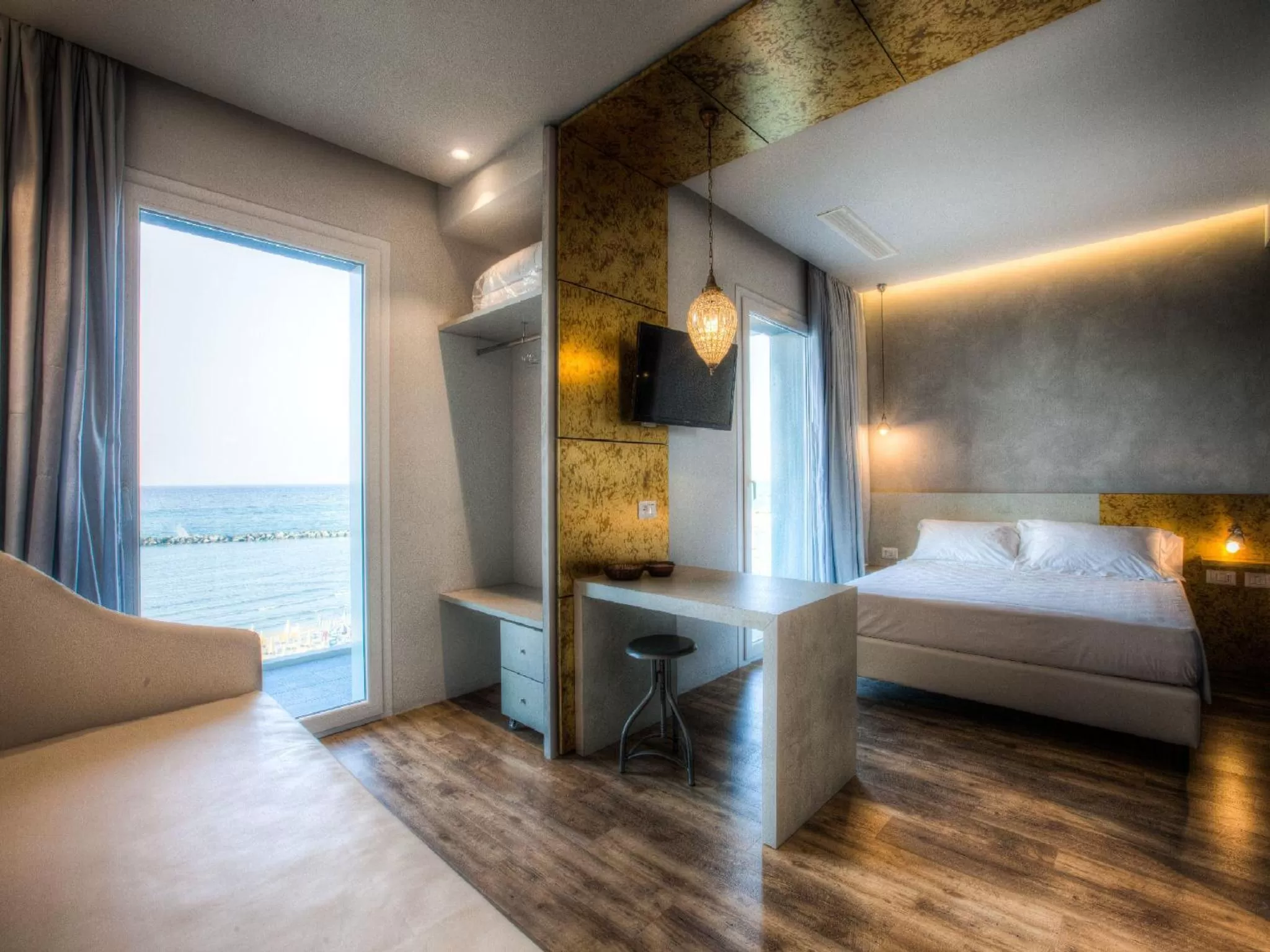 TV and multimedia, Bed in Bell Suite Hotel