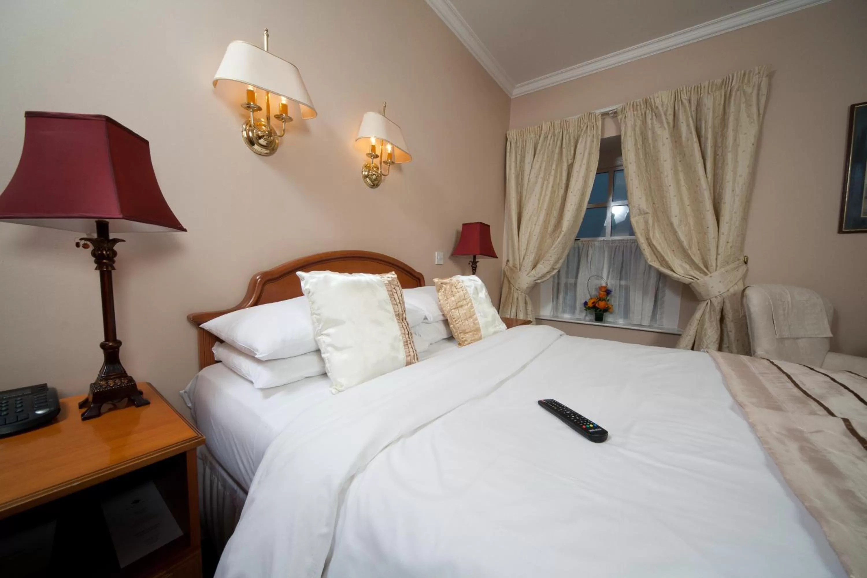 Bedroom, Bed in Darnley Lodge Hotel
