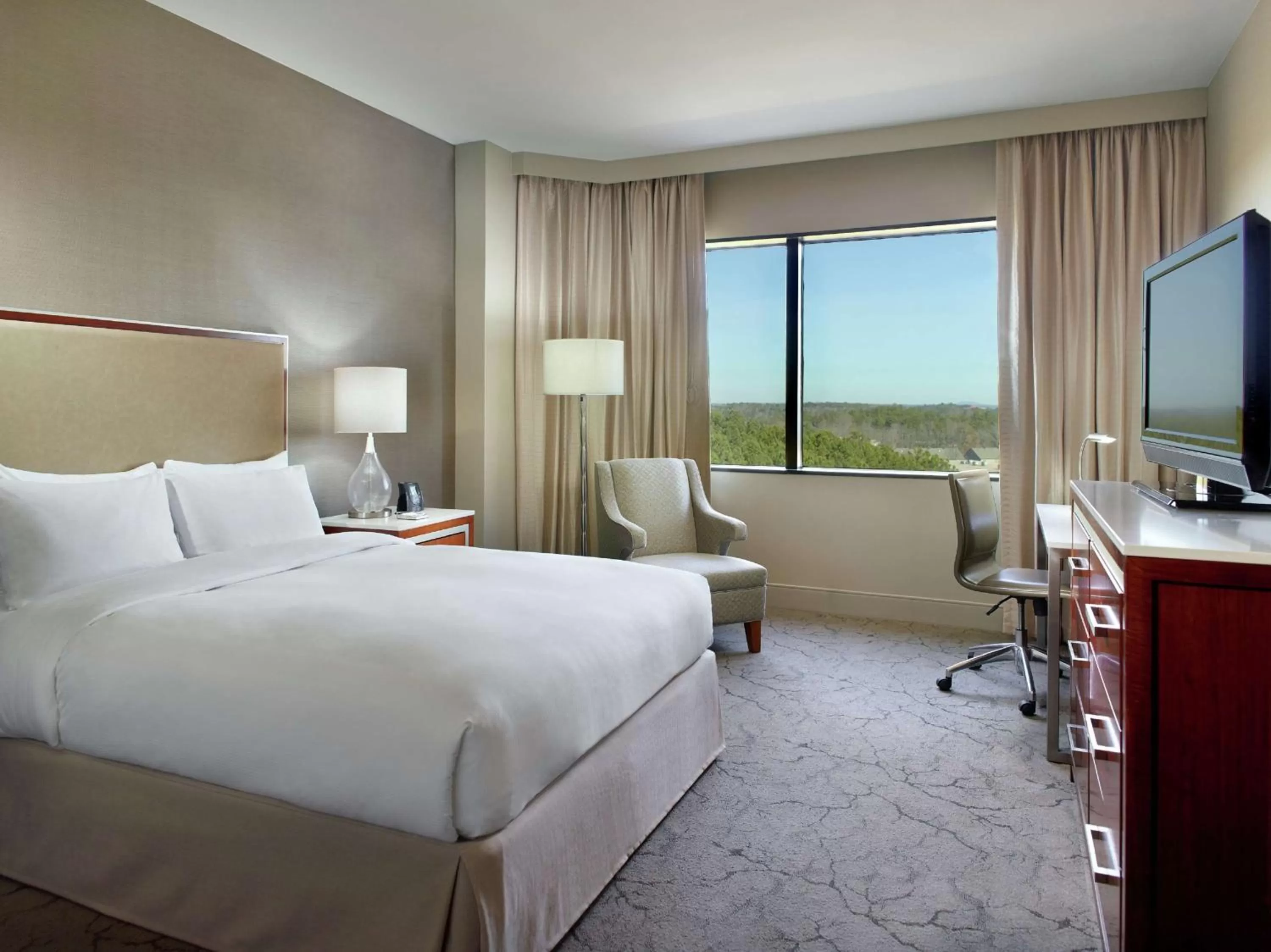 Bedroom, Bed in Hilton Atlanta Northeast