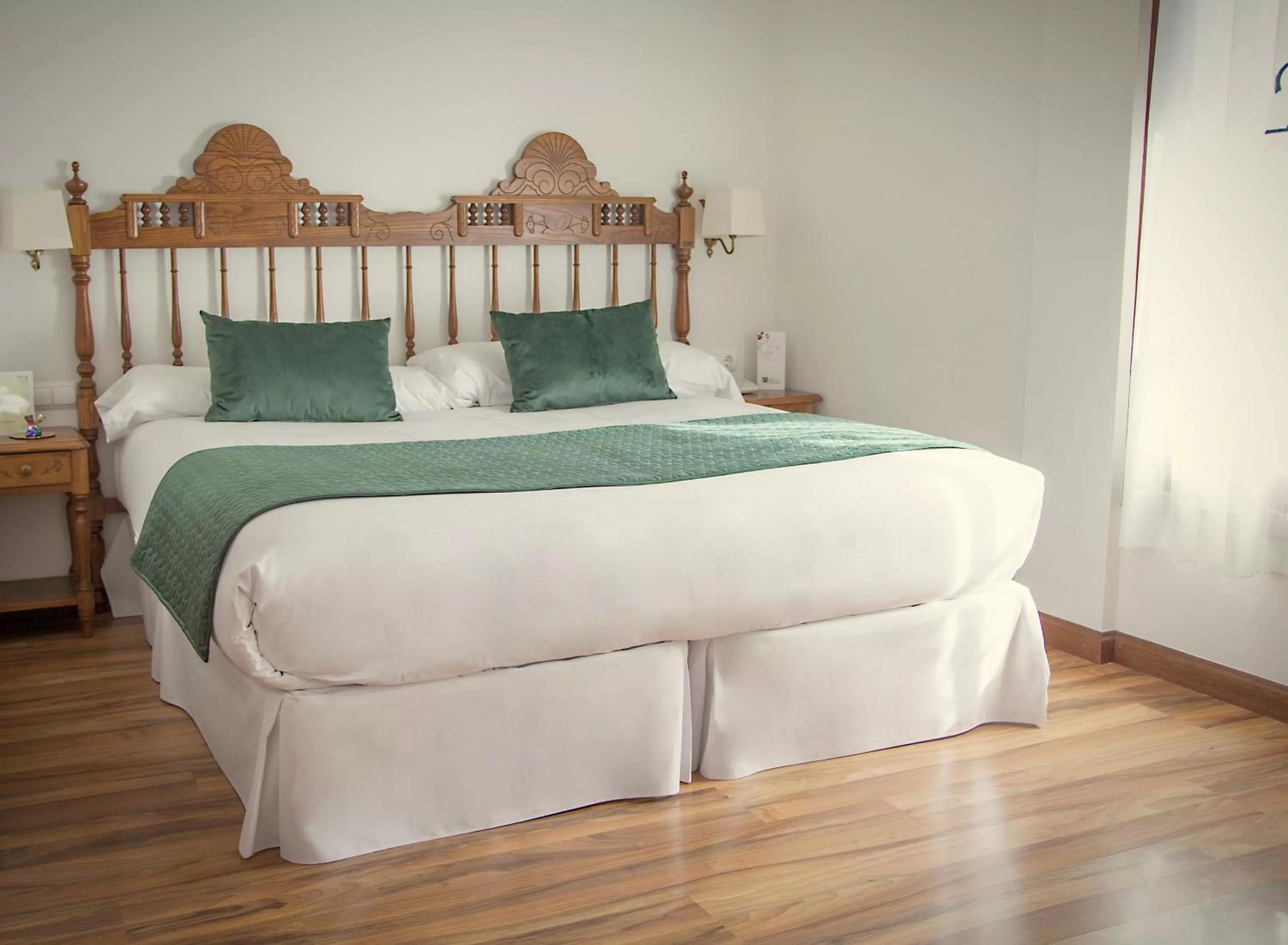 Photo of the whole room, Bed in Palacio Azcárate Hotel