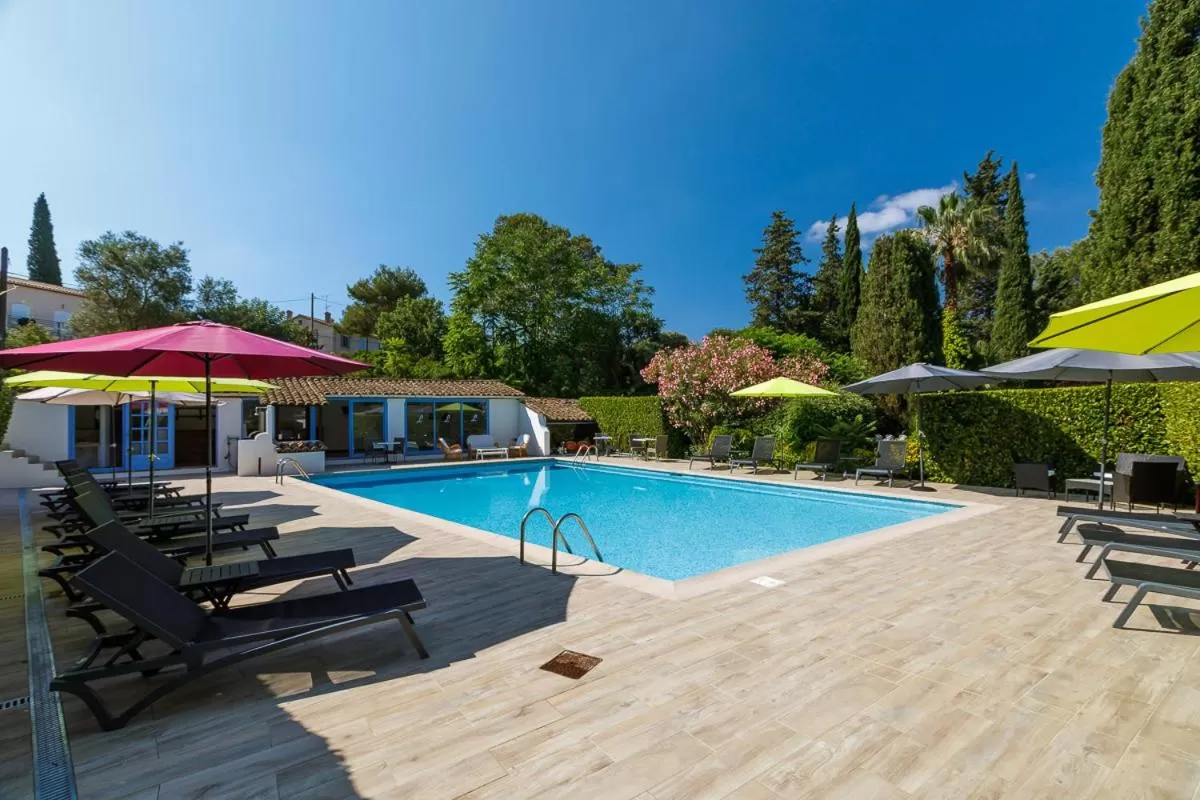 Swimming pool in Hôtel Les Liserons de Mougins