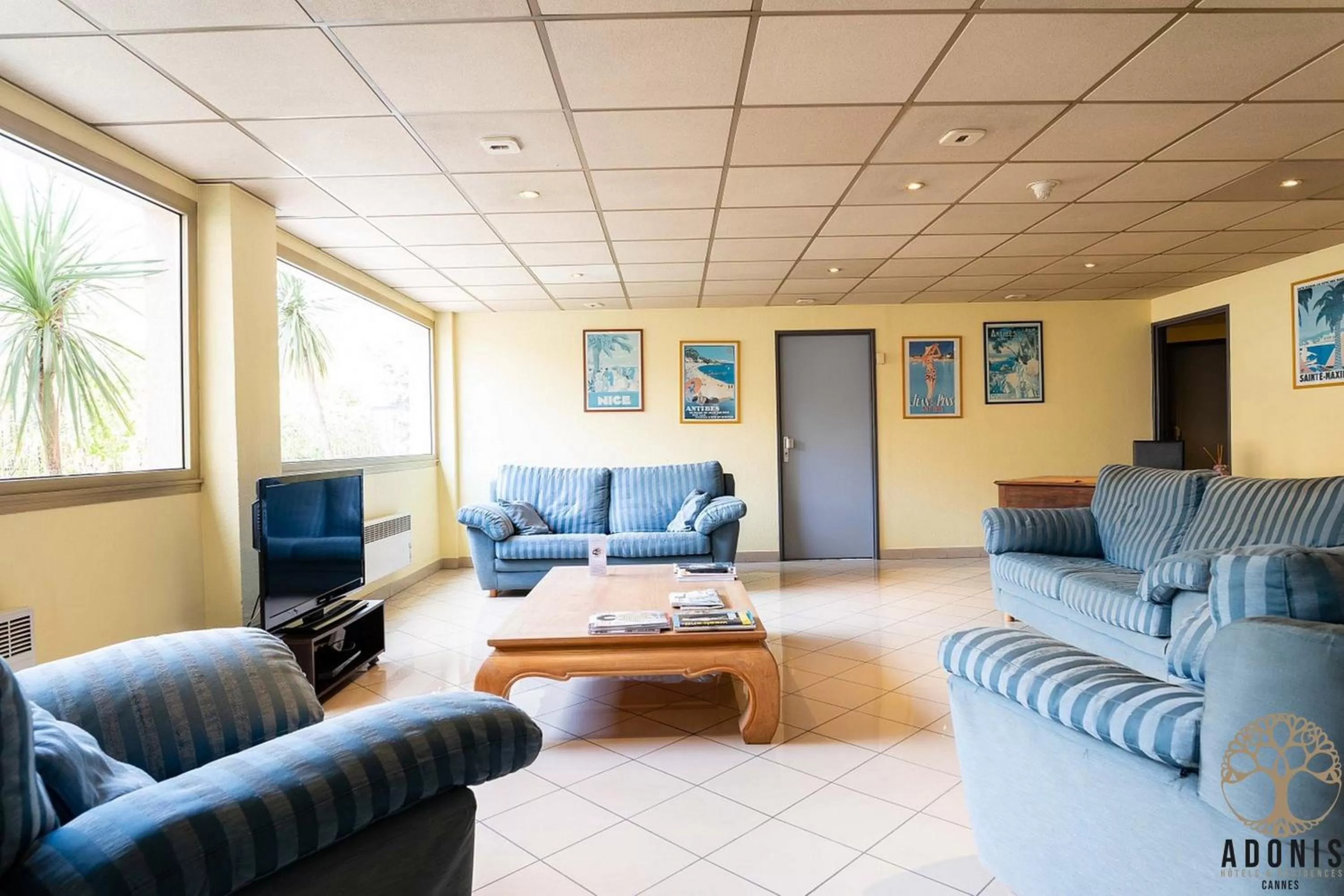 Lobby or reception in Adonis Cannes - Hôtel Thomas