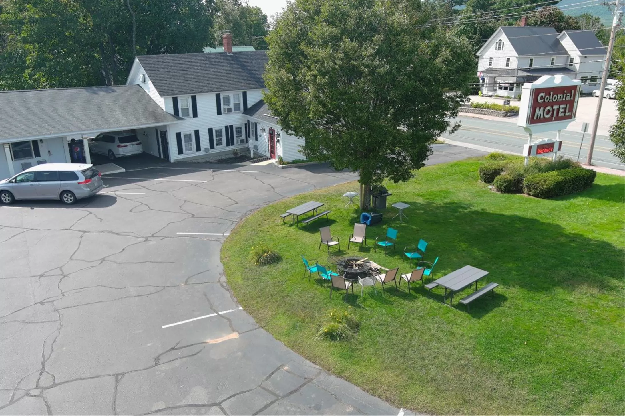 Garden view in Colonial Motel
