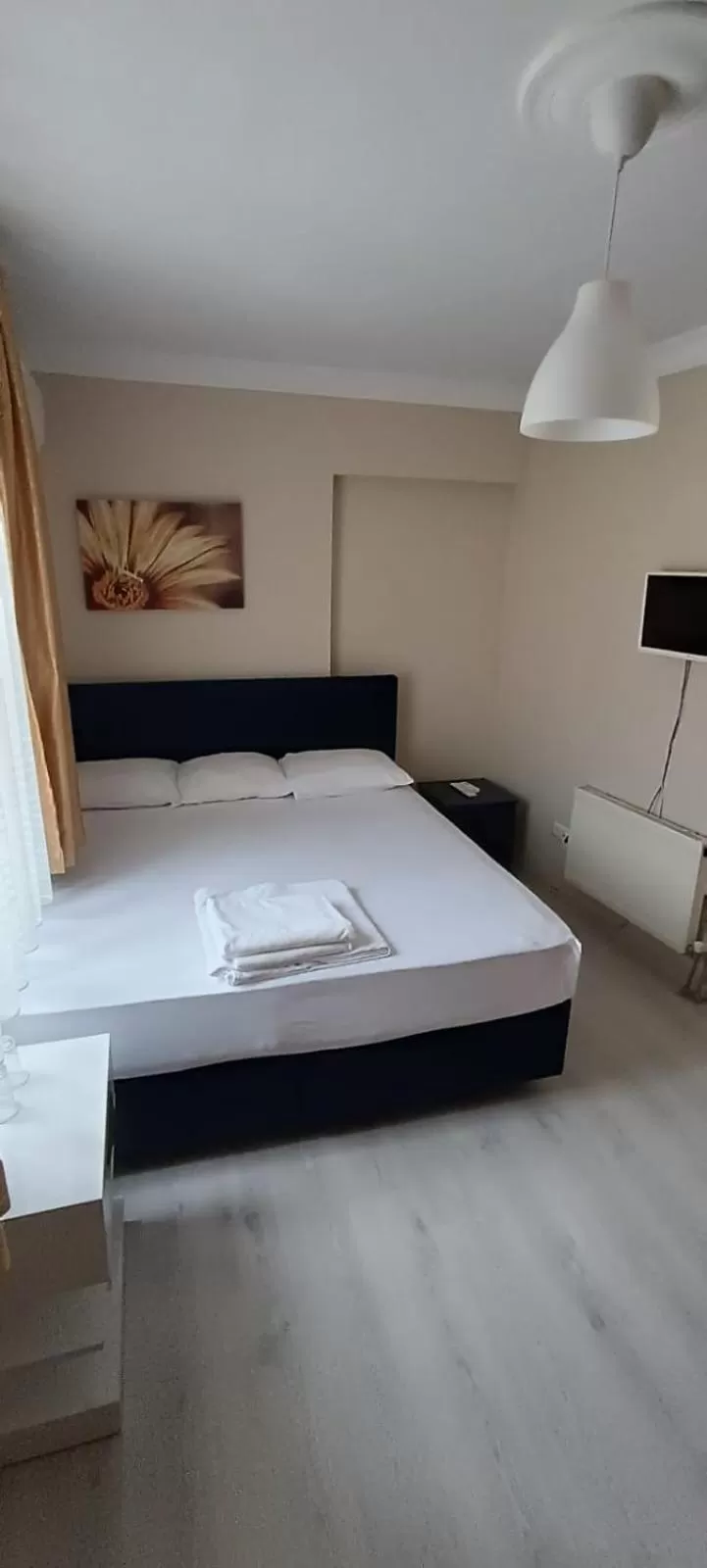 TV and multimedia, Bed in Hotel Crowded House