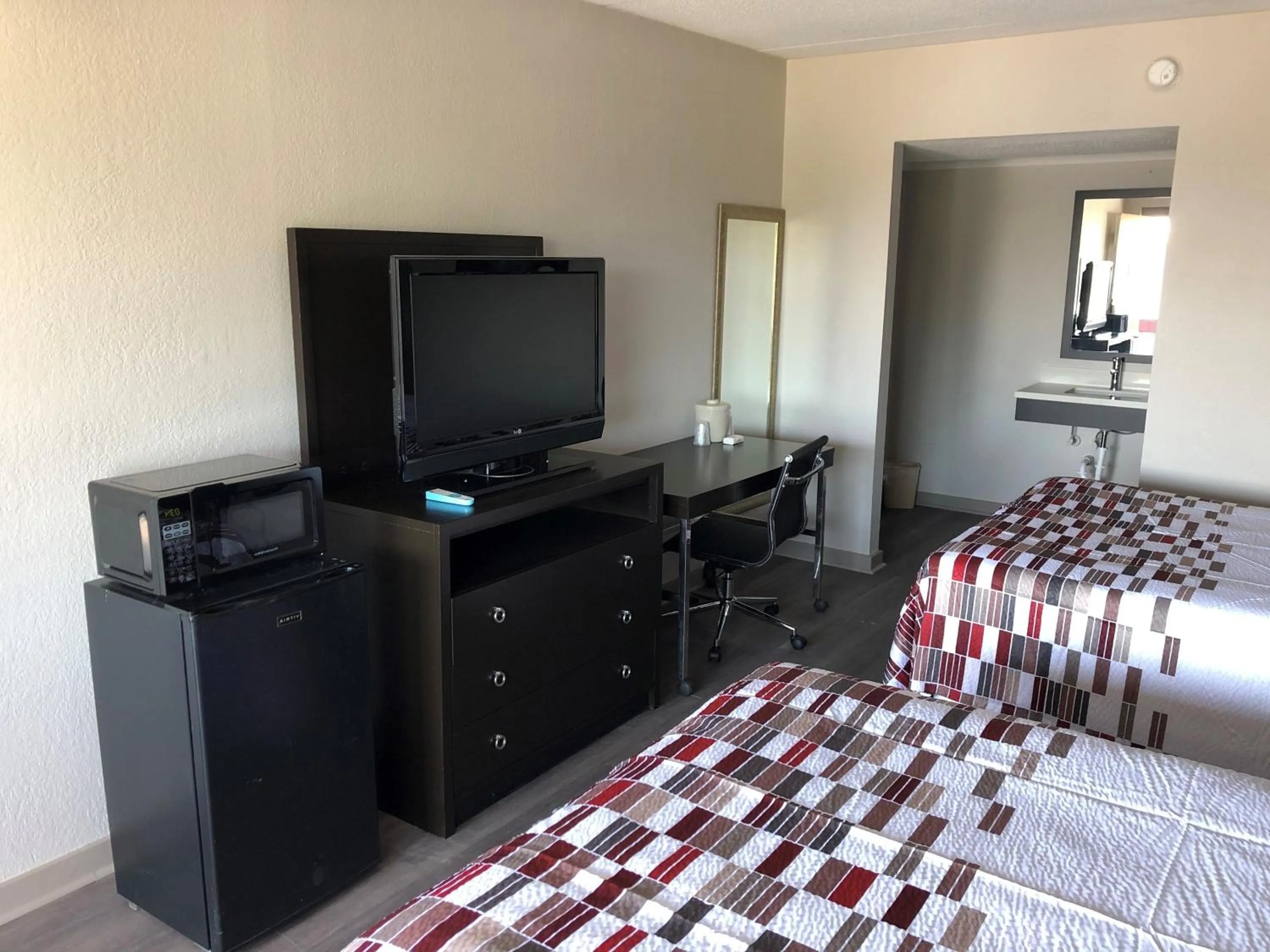 Bedroom, Bed in Red Roof Inn Greenville, NC