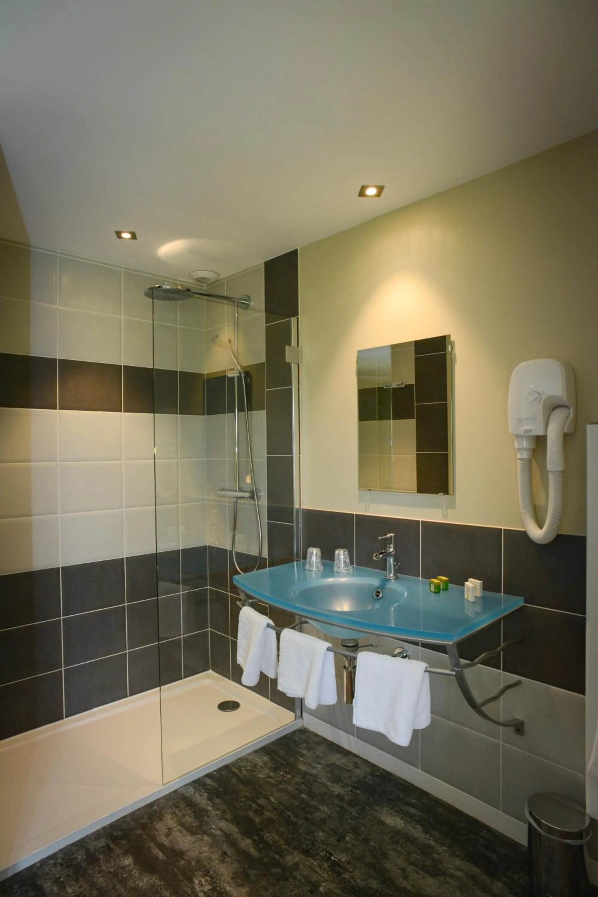 Bathroom in Logis Hôtel Restaurant l'Auberge Normande