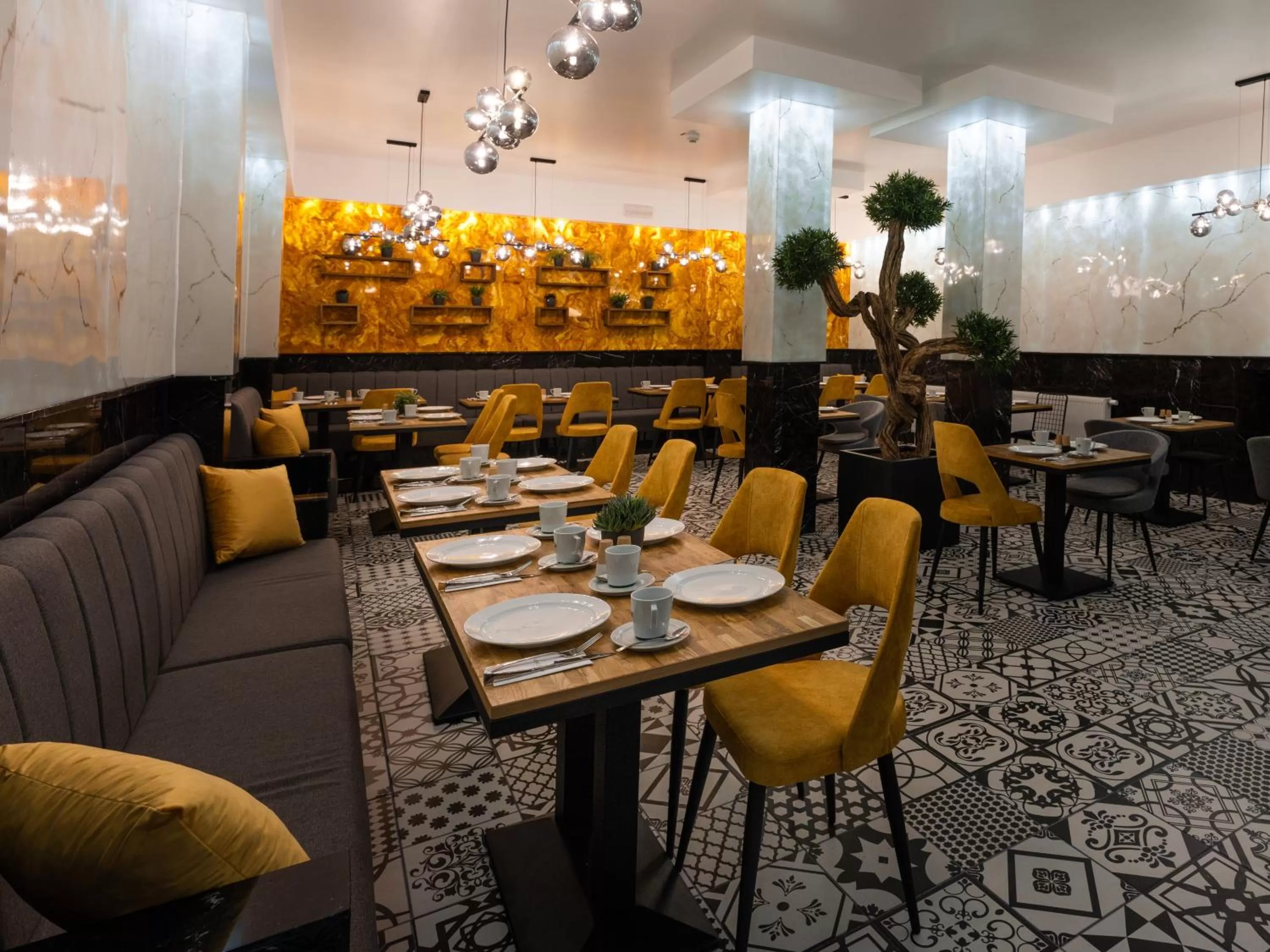 Restaurant/places to eat in Hotel Unique Pearl