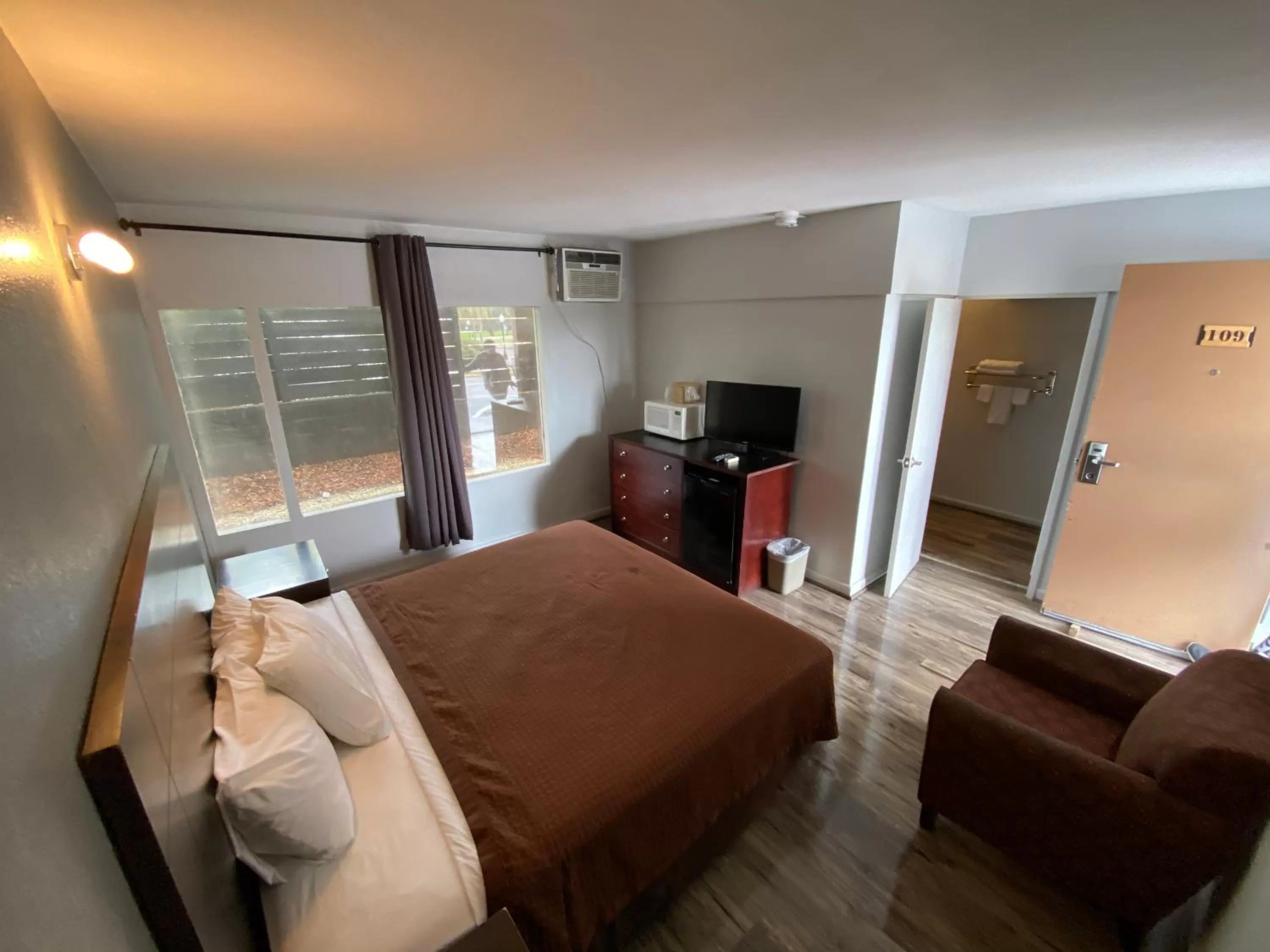 Photo of the whole room, Bed in Tarpon Inn