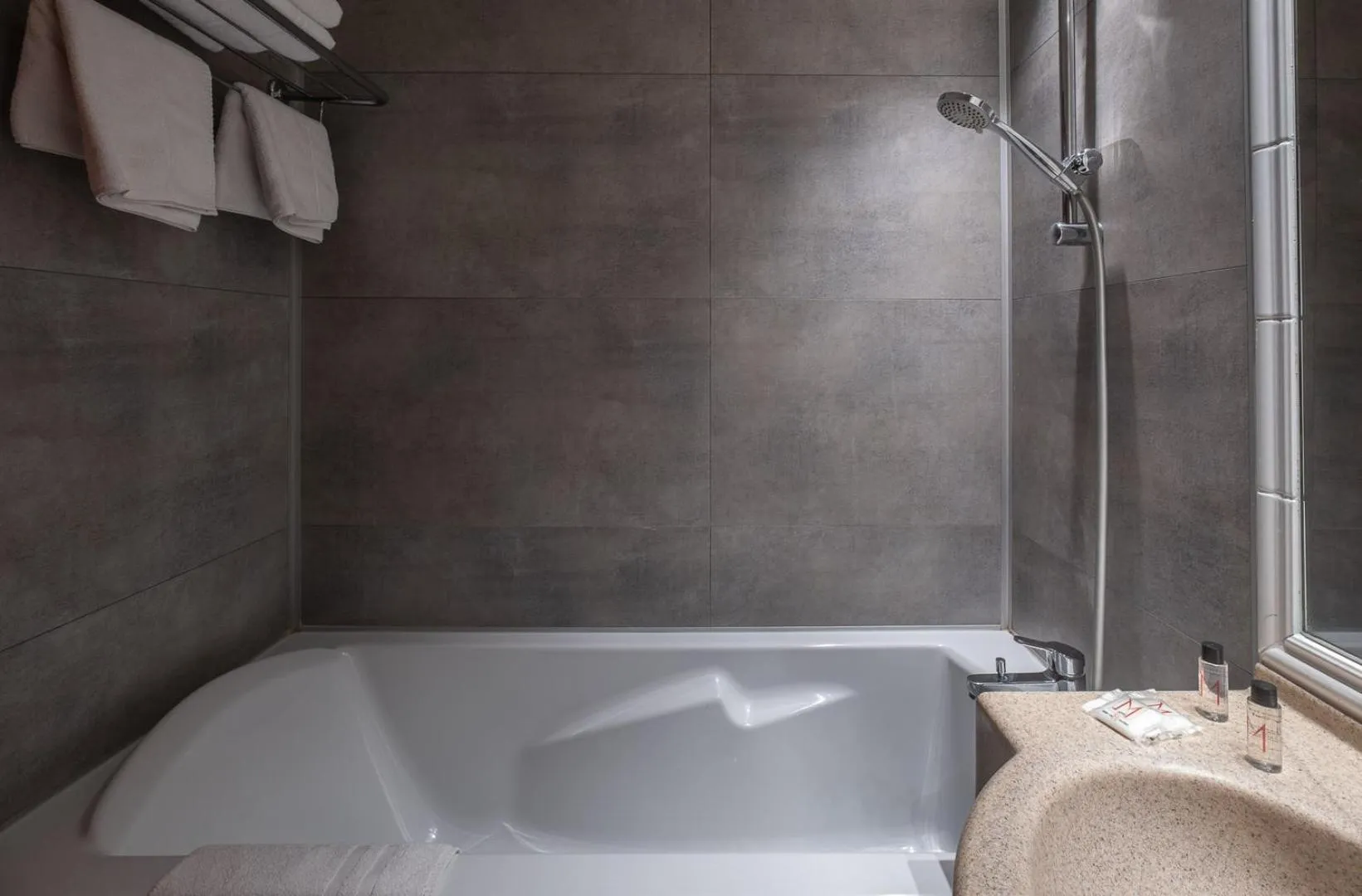 Bathroom in LE M HOTEL & SPA HONFLEUR