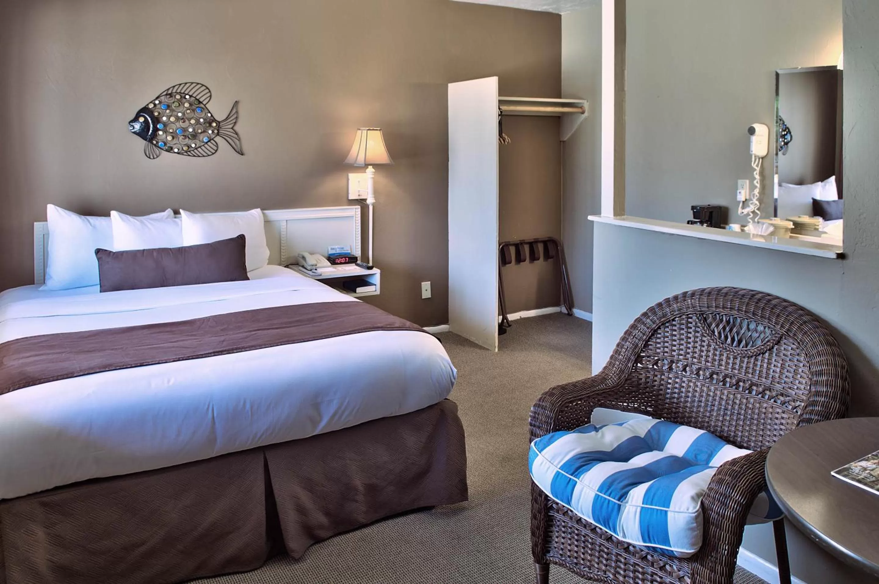 Seating area, Bed in Lovers Point Inn