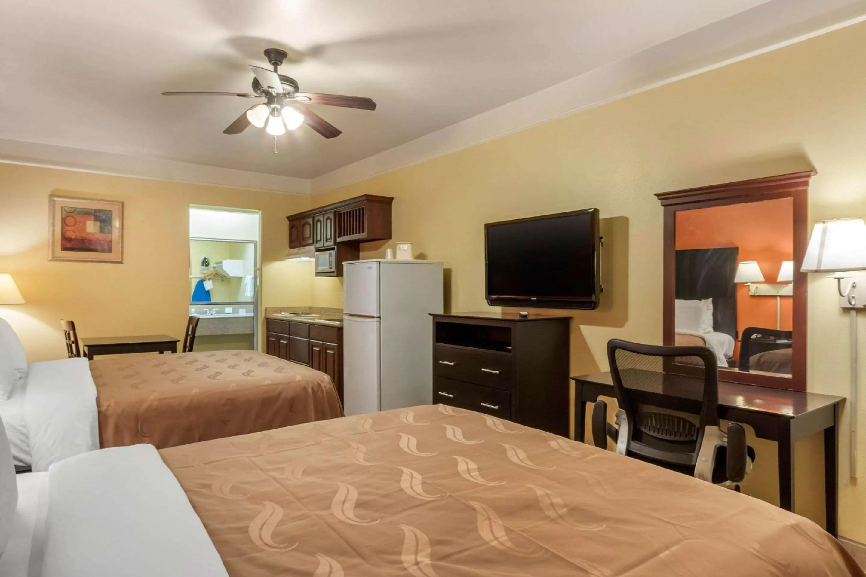 Photo of the whole room, Bed in Quality Inn & Suites at The Outlets Mercedes-Weslaco