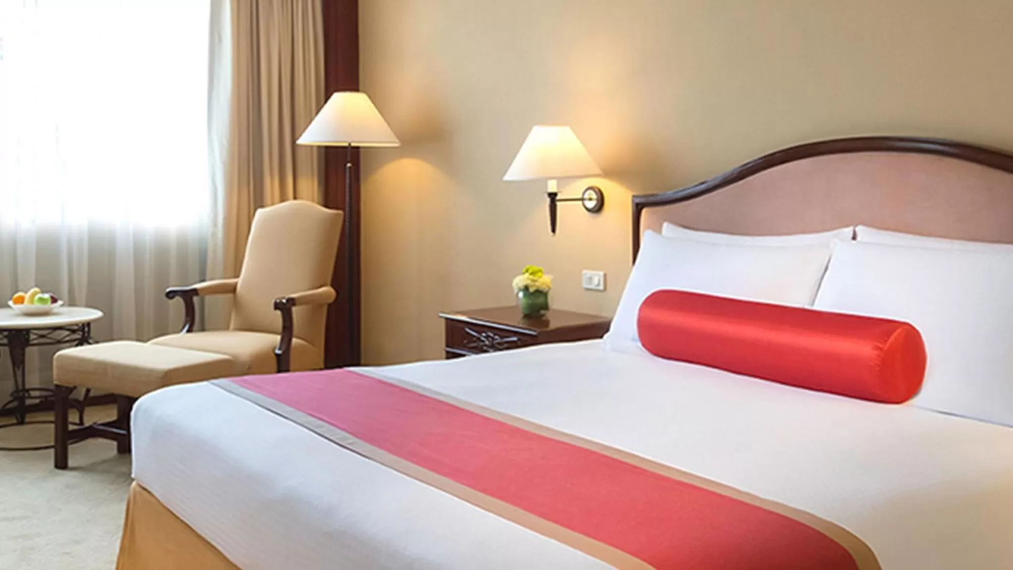 Photo of the whole room, Bed in Marco Polo Plaza Cebu