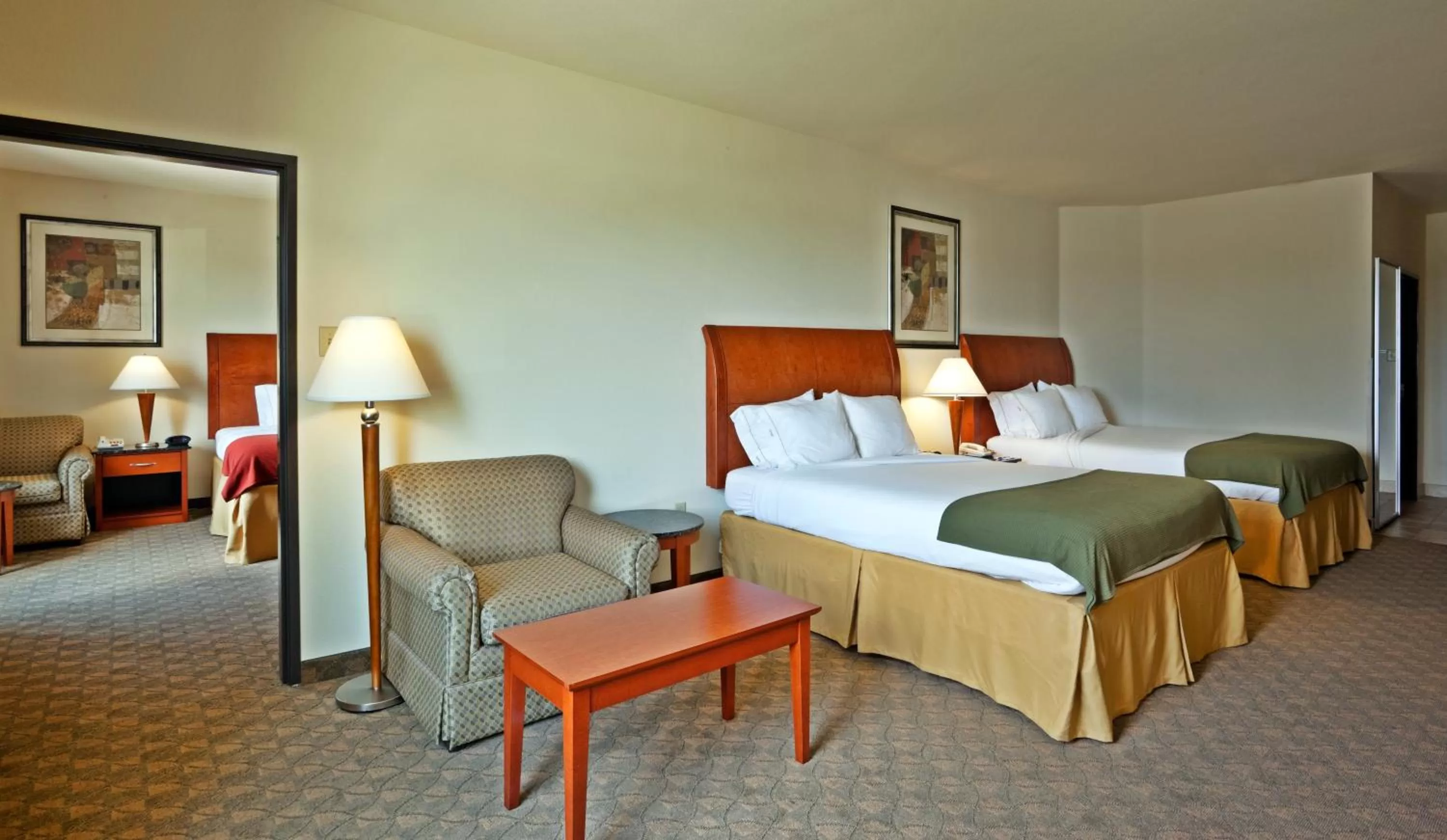 Bedroom, Bed in Holiday Inn Express Hotel and Suites Fairfield-North by IHG