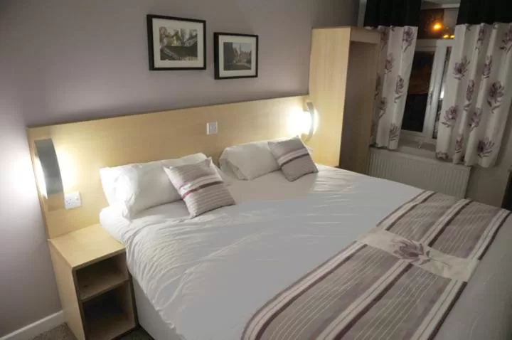 Bedroom, Bed in Royal George Hotel