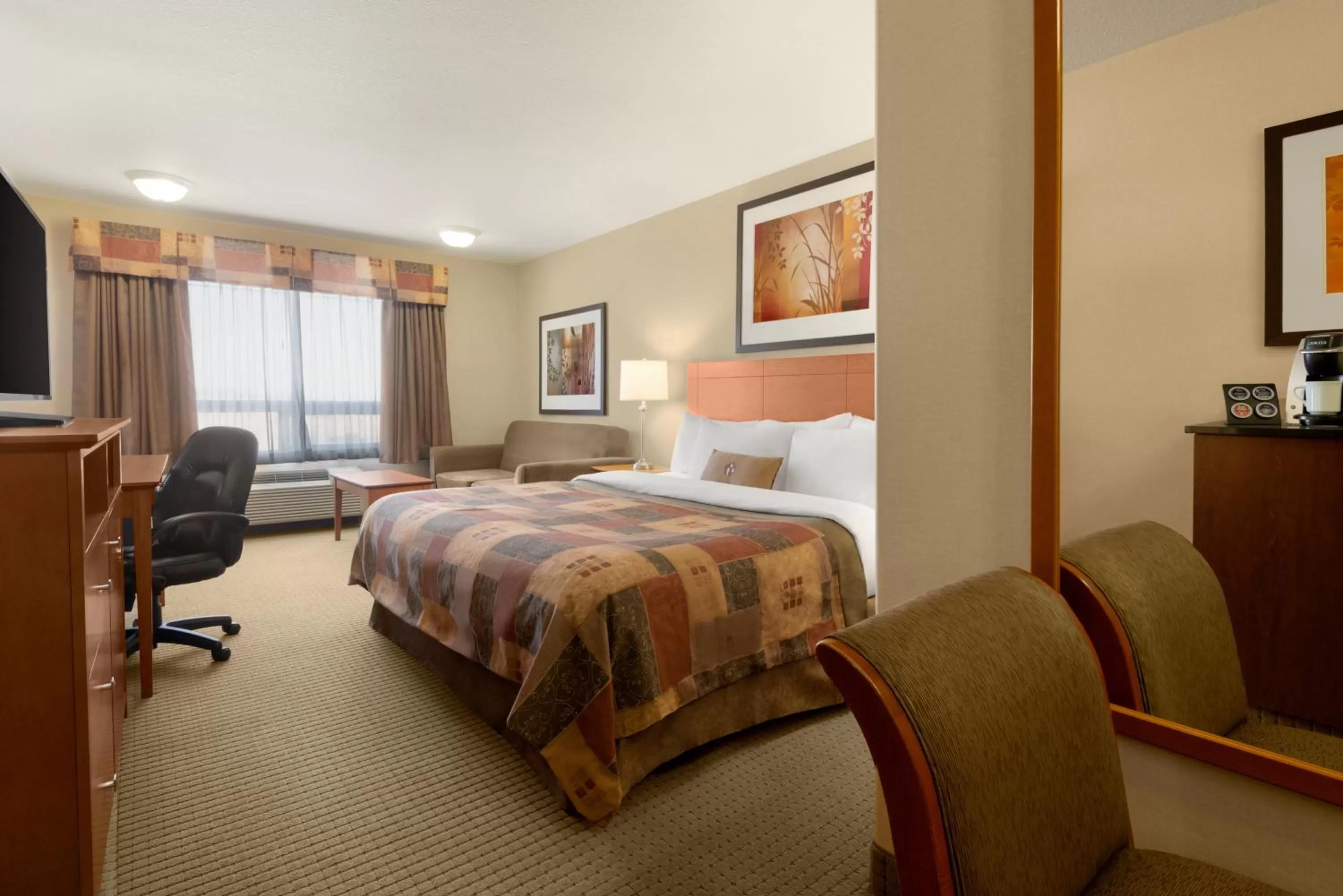 Photo of the whole room, Bed in Ramada by Wyndham Drayton Valley