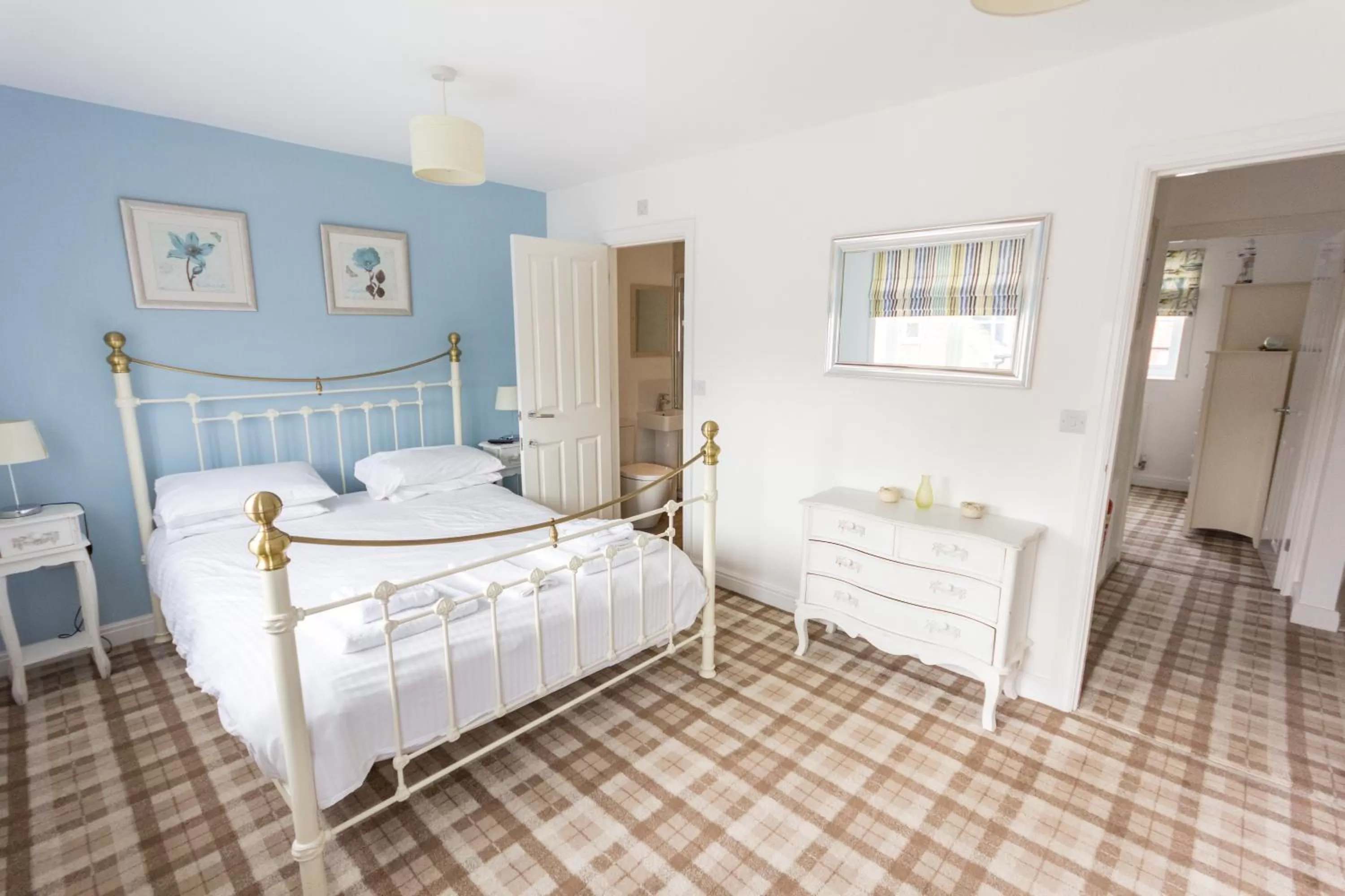 Shower, Bed in The Bay Filey Holiday Village