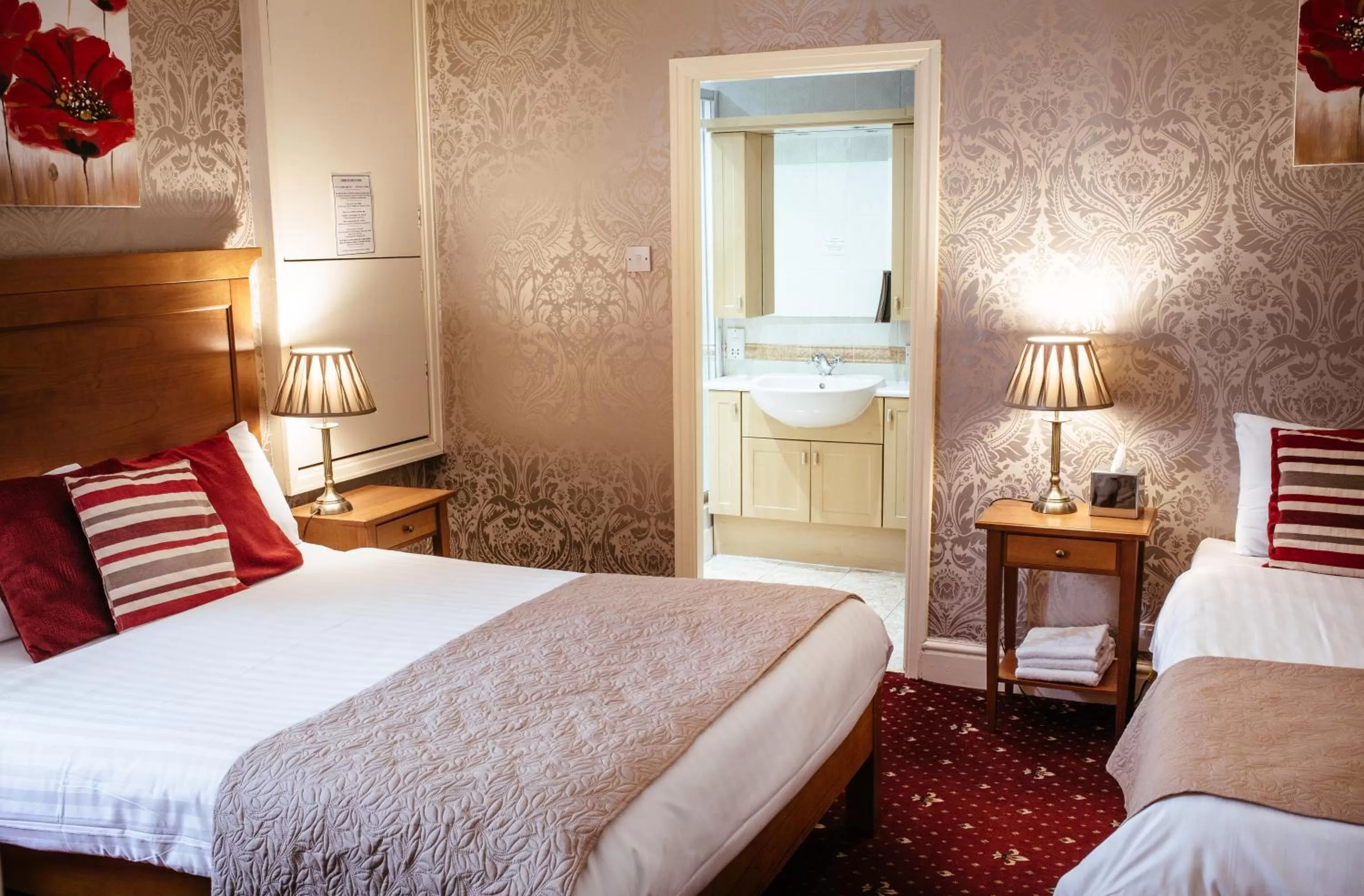 Bathroom, Bed in Pymgate Lodge Hotel Manchester Airport