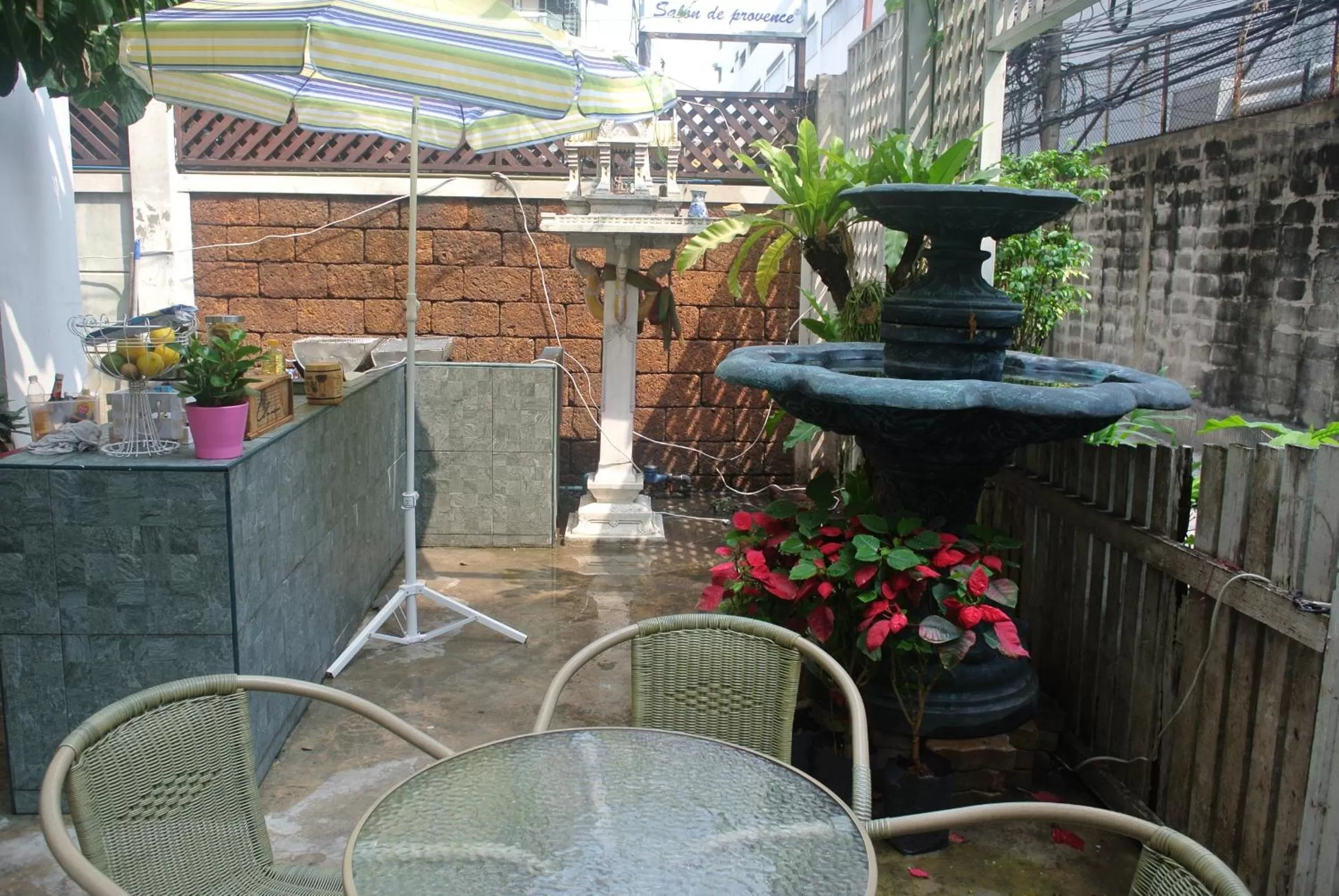 Restaurant/places to eat in Oriental Smile Hotel