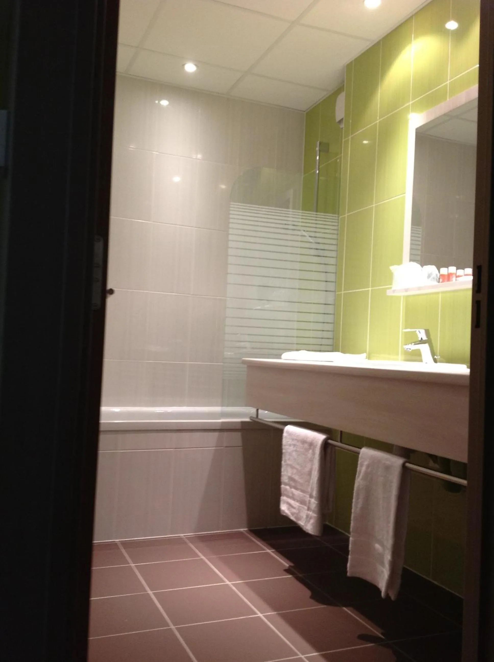 Bathroom in The Originals City, Hôtel des Lys, Dreux