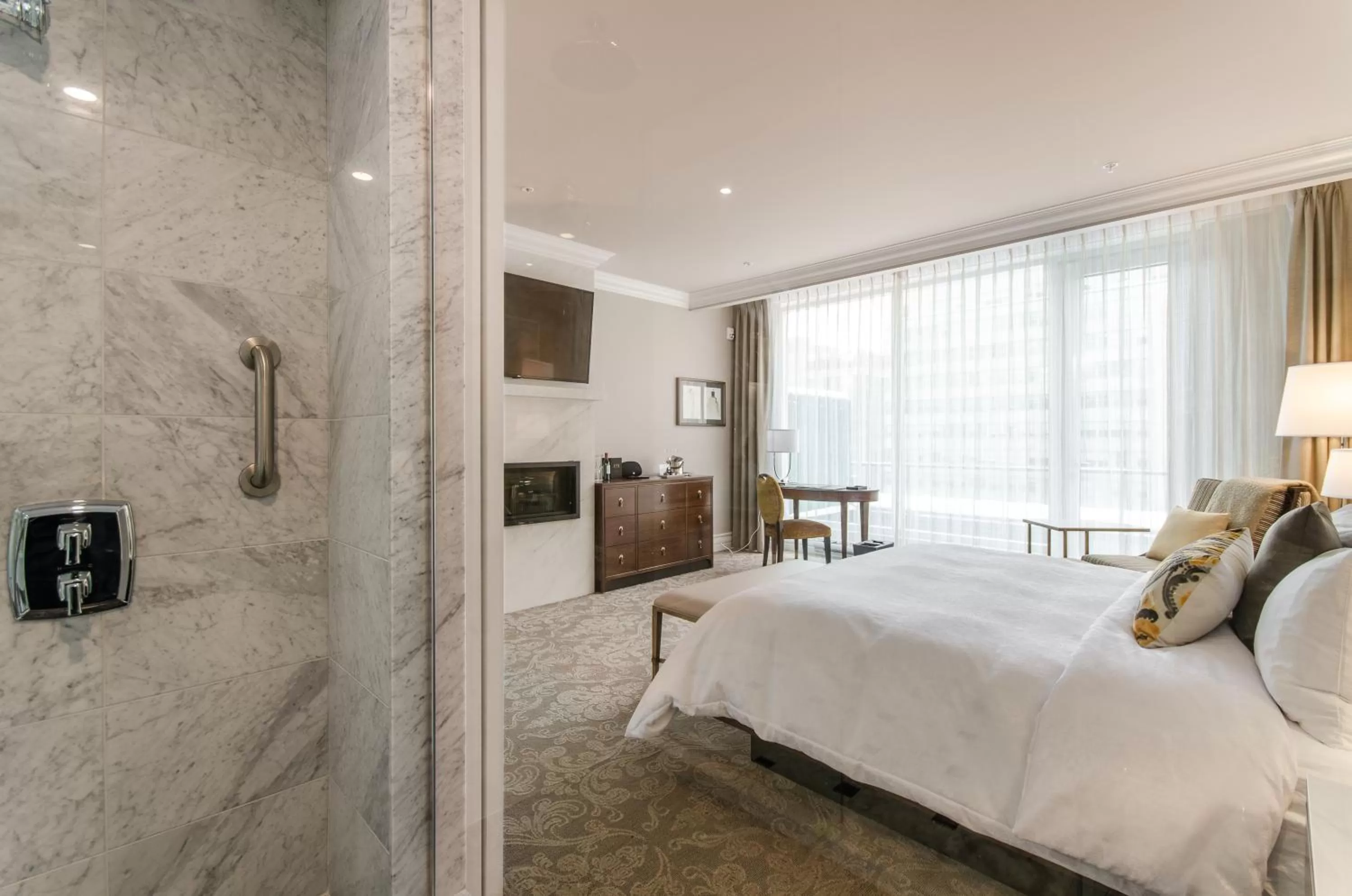 Bathroom, Bed in Hôtel Birks Montréal