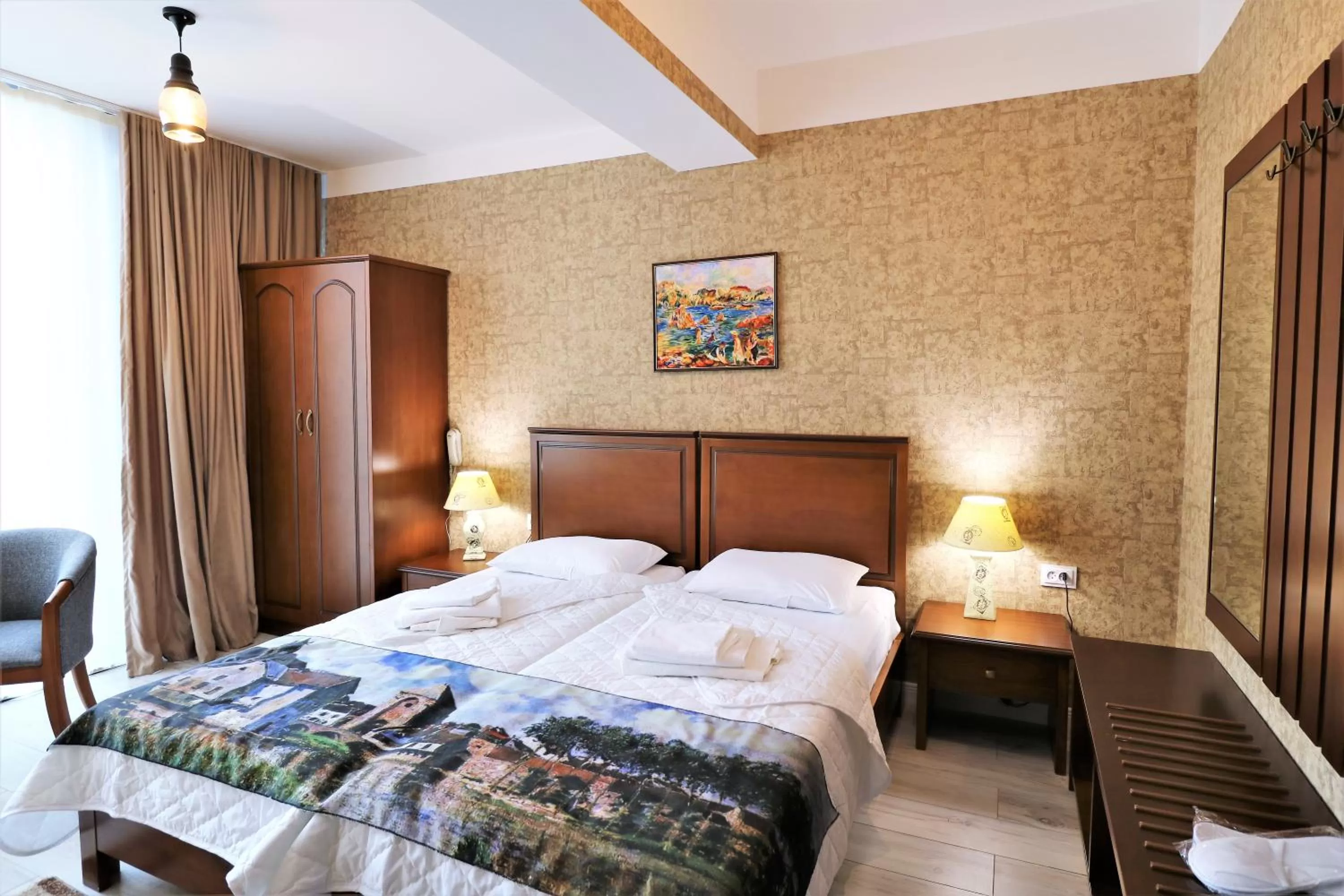 Photo of the whole room, Bed in Hotel Liberty Theatre