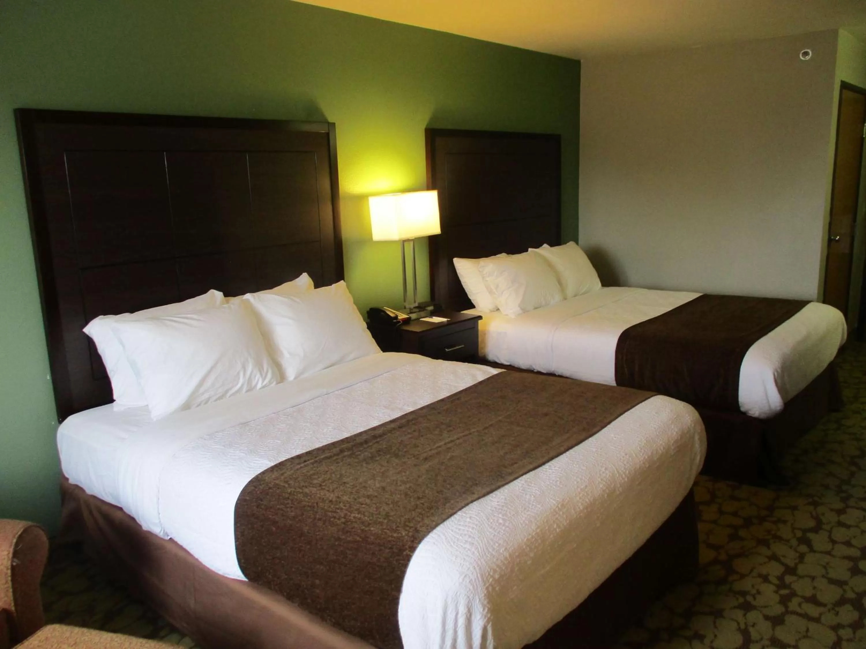 Standard Queen Room in SureStay Plus Hotel by Best Western Bettendorf