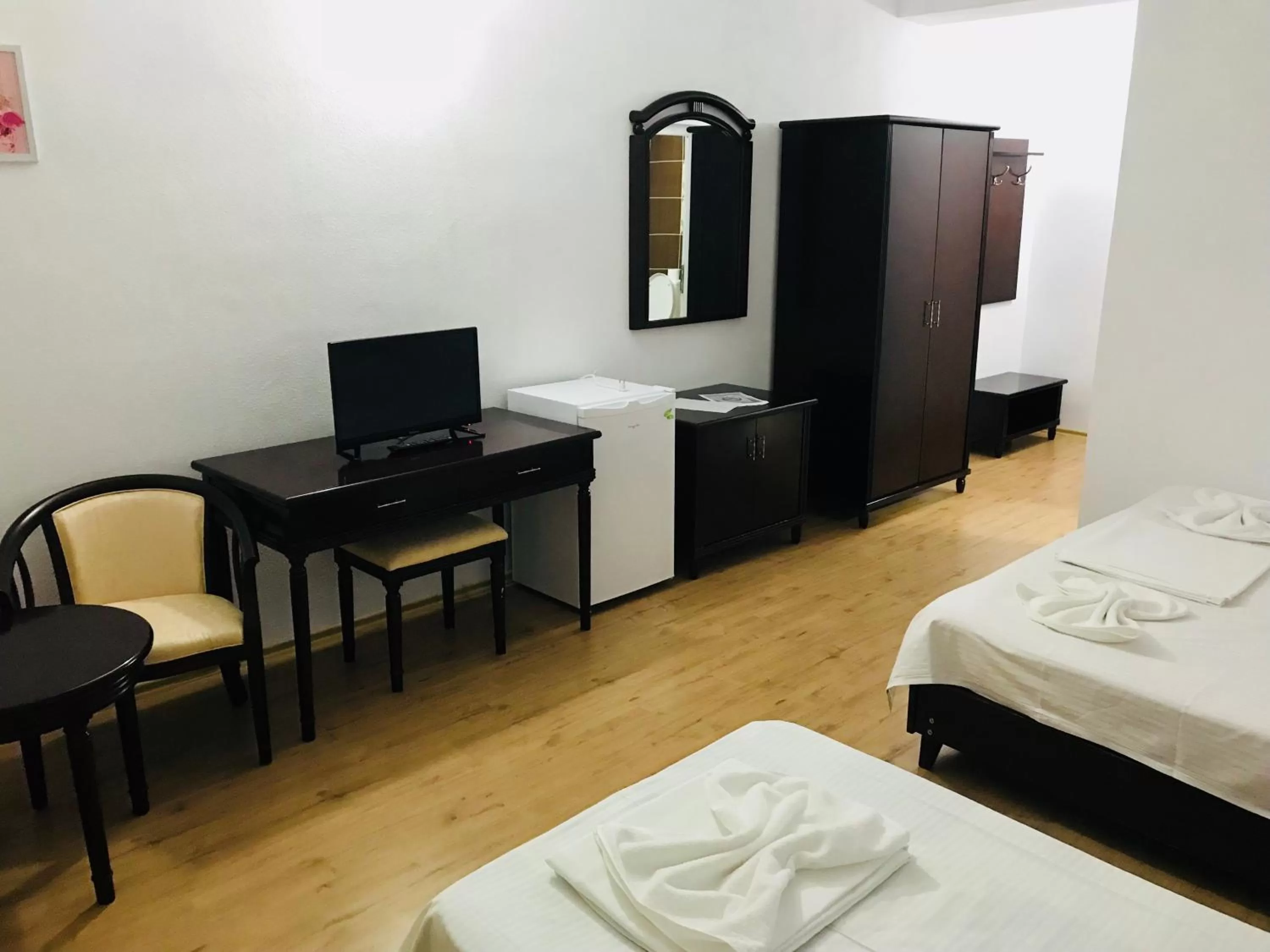 Communal lounge/ TV room, Bed in Perla