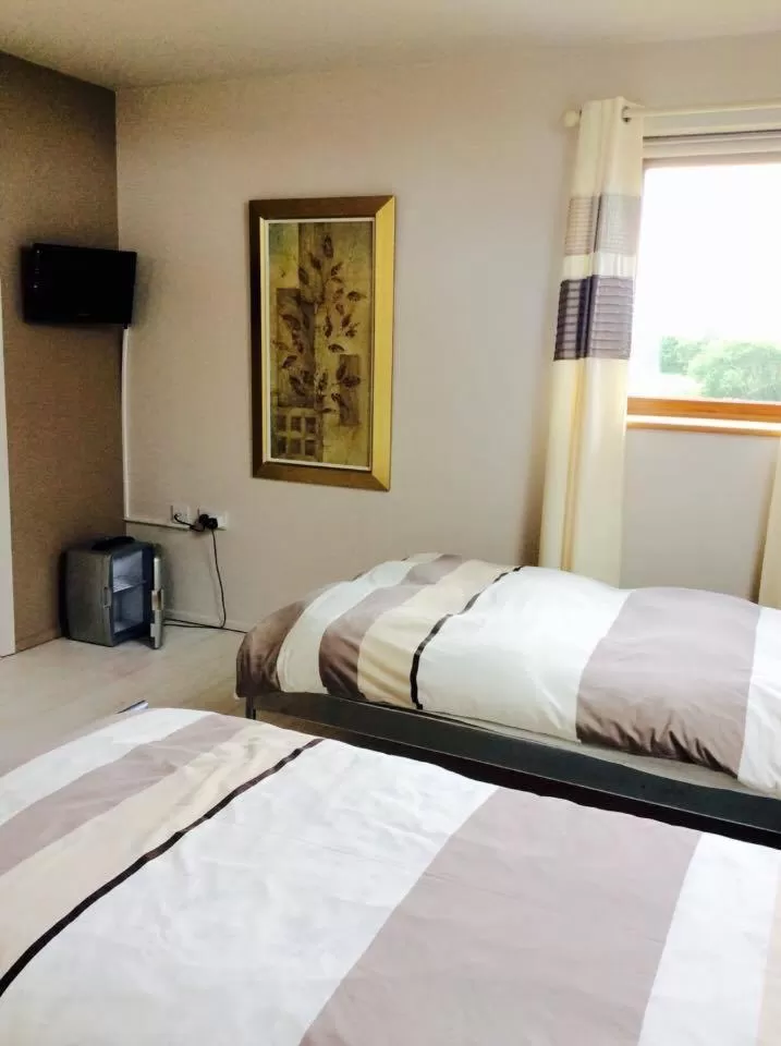 Photo of the whole room, Bed in Holland House F94DP26