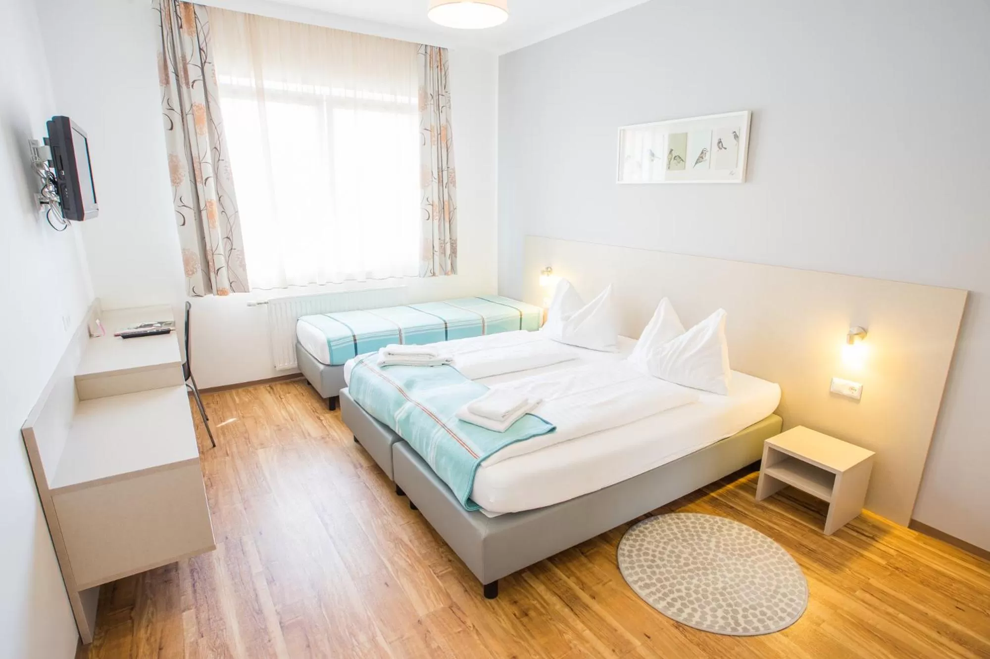 Photo of the whole room, Bed in motel22 Parkplatz inklusive