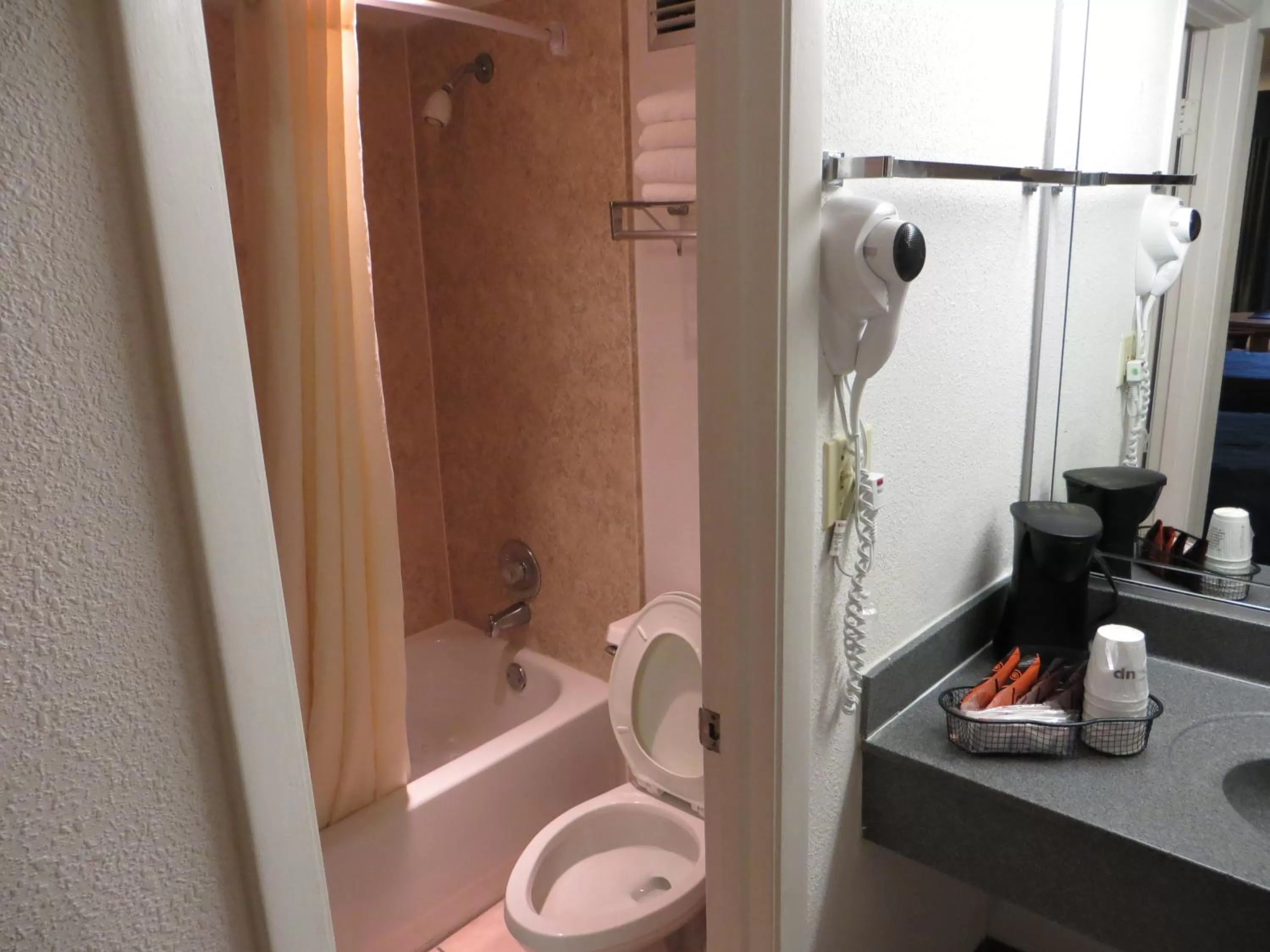 Bathroom in Maingate Lakeside Resort