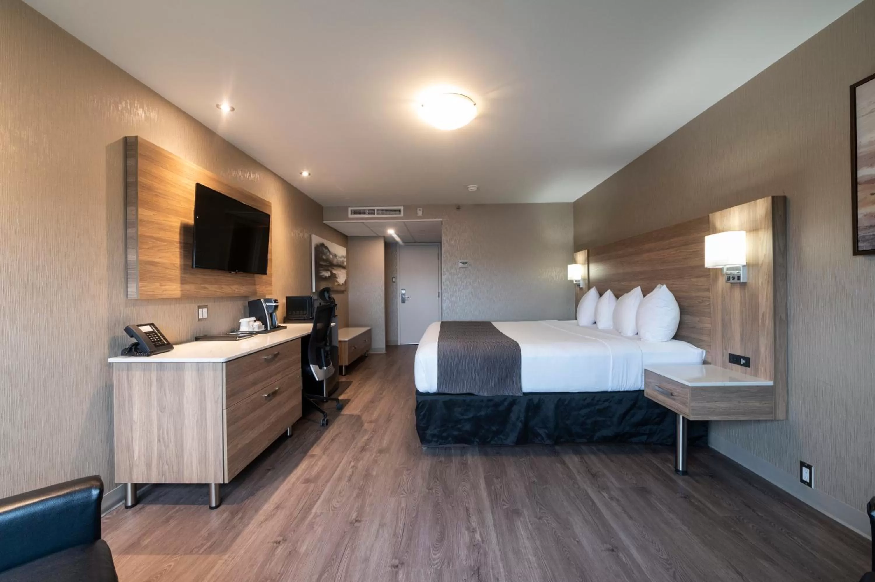 Photo of the whole room, Bed in Hôtel & Suites Le Dauphin Québec