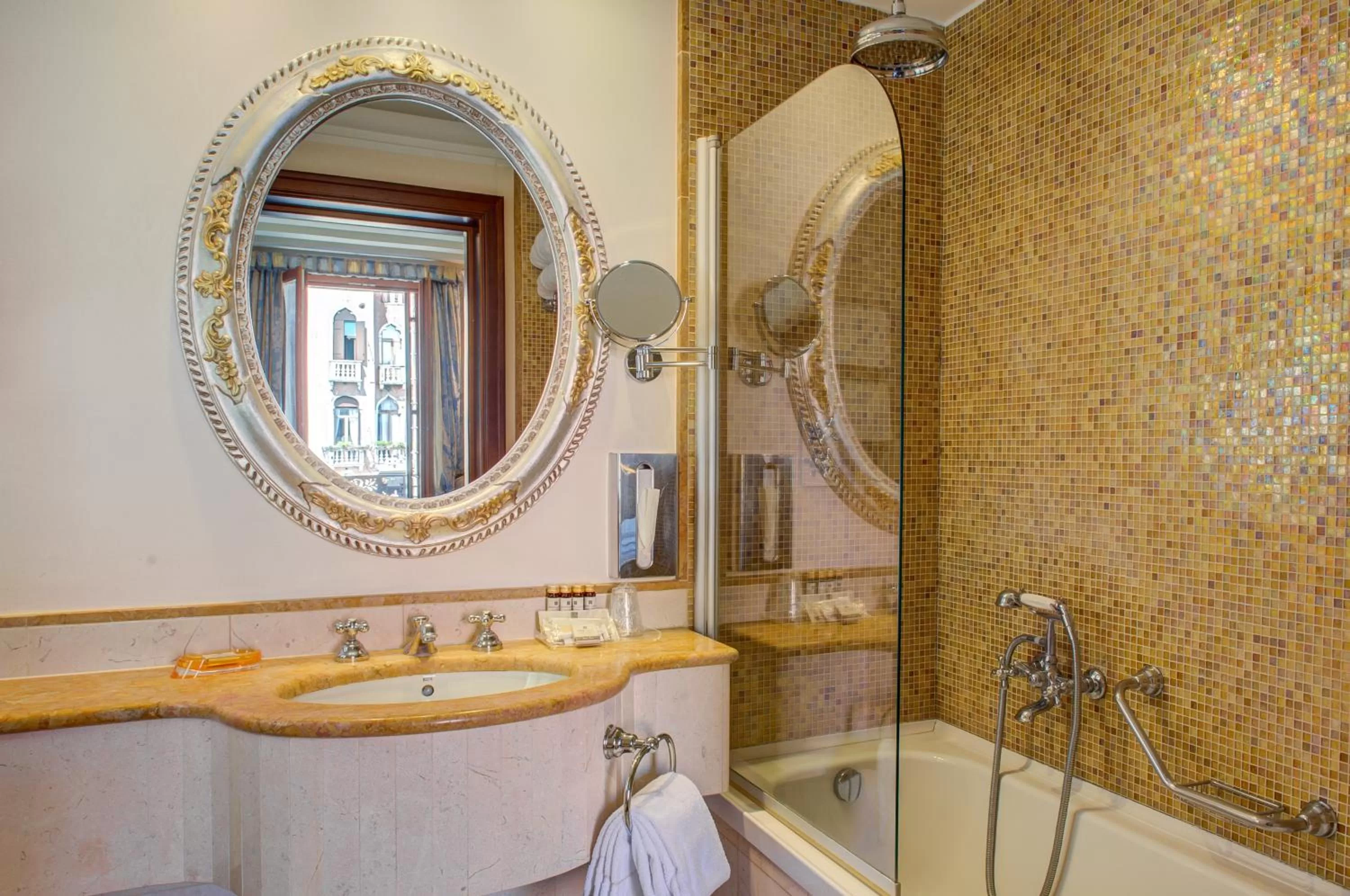 Bathroom in Canal Grande